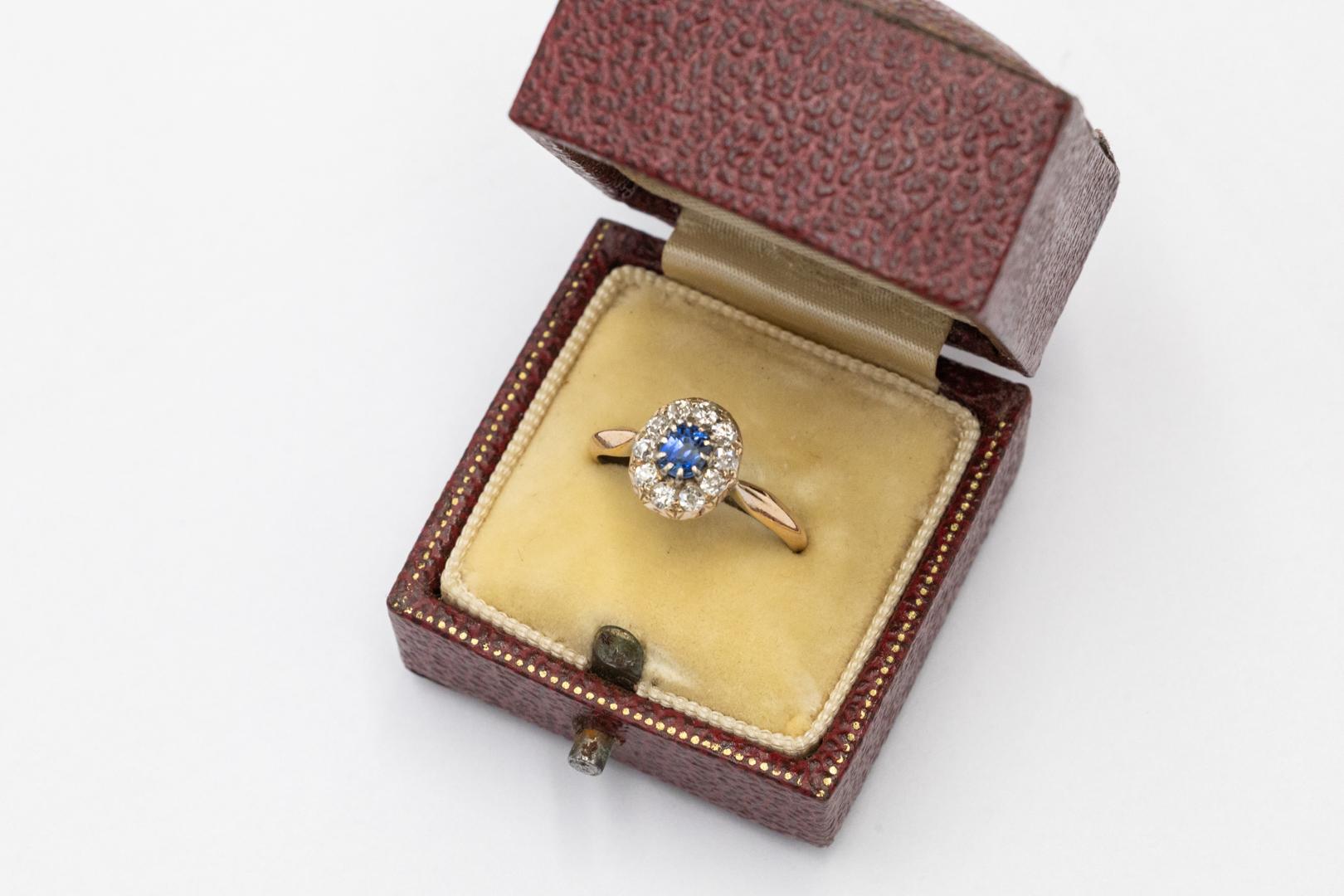 Old gold ring with sapphire and diamonds, mid-20th century For Sale 4