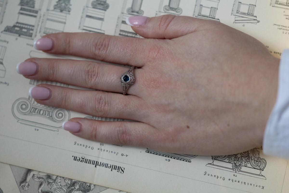 Anello in oro bianco antico con zaffiro naturale.

Origine: Italia, metà del XX secolo.

La sofisticata forma traforata dell'anello in oro bianco 0,750 mette in risalto e contrasta con uno zaffiro blu scuro da 0,25 carati.

Taglia: 14 (54) - chiedi