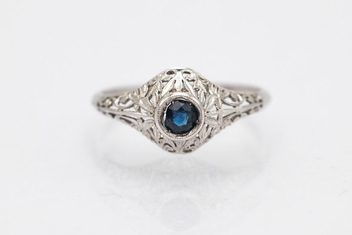 Old gold ring with sapphire, mid 20th century. In Good Condition For Sale In Chorzów, PL