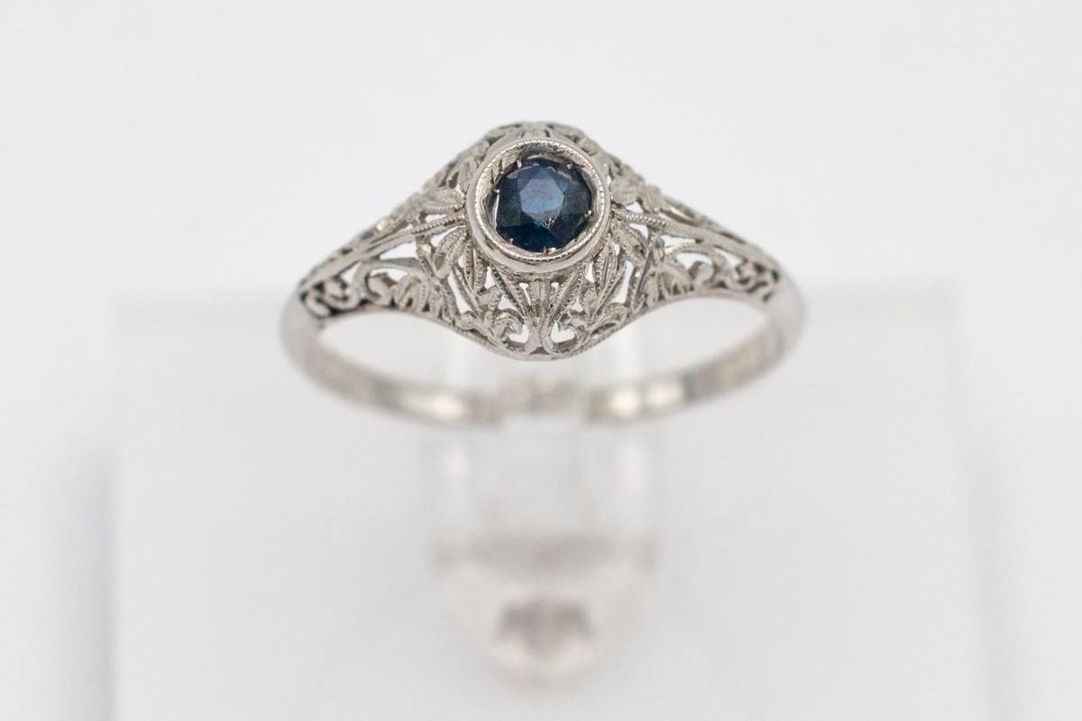 Women's or Men's Old gold ring with sapphire, mid 20th century. For Sale
