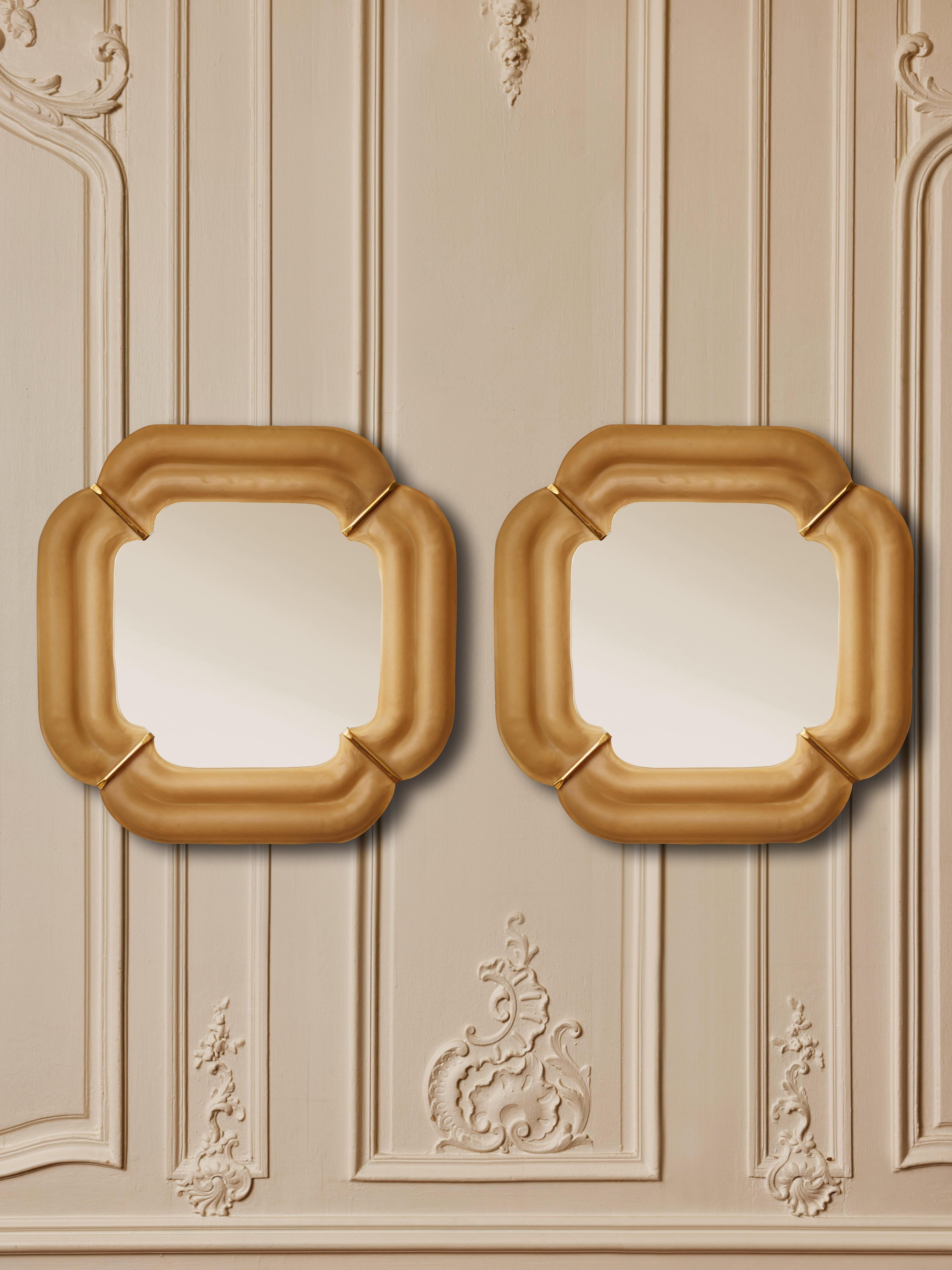 Splendida coppia di specchi con cornice in vetro di Murano color oro antico e intarsi in ottone.
Creazione dello Studio Glustin.

Può essere venduto separatamente.
Prezzo per la coppia.