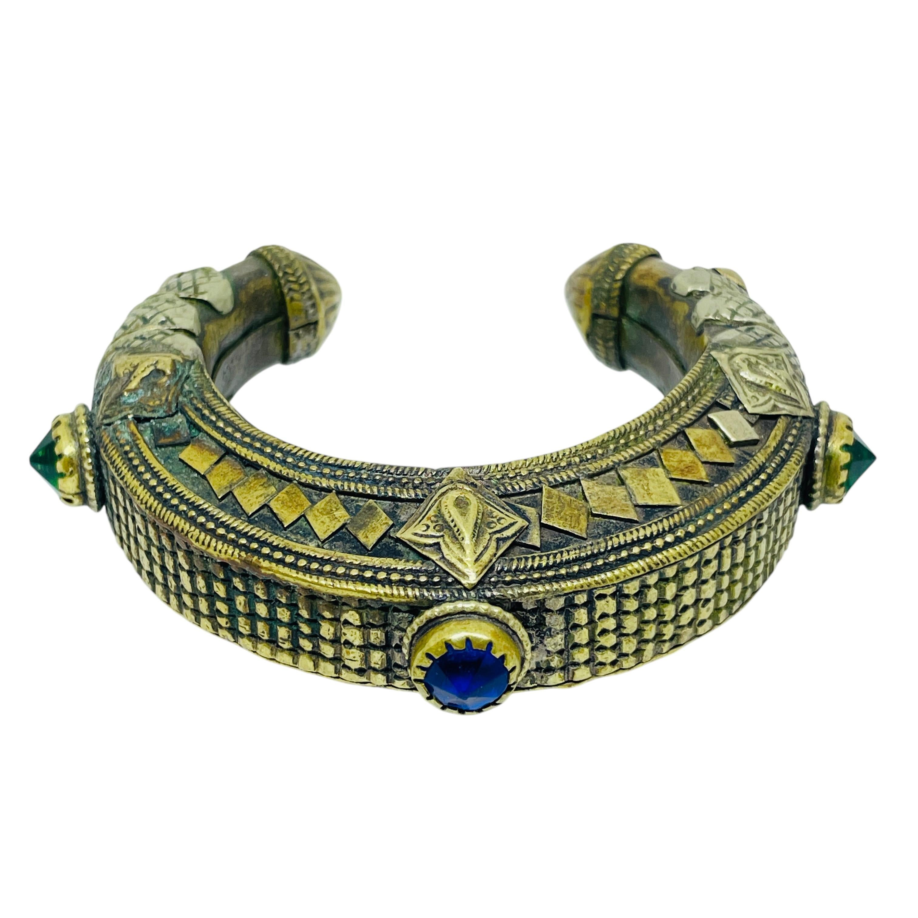 DETAILS

- • ohne Vorzeichen

- • goldfarben mit Glas
 

MASSNAHMEN

- • für kleinere Handgelenkgrößen

CONDIT

- • sehr guter Vintage-Zustand mit minimalen Gebrauchsspuren

Sku 51

❤️❤️ VINTAGE-DESIGNER-SCHMUCK ❤️❤️

❤️❤️ ALEXANDER'S BOUTIQUE ❤️❤️