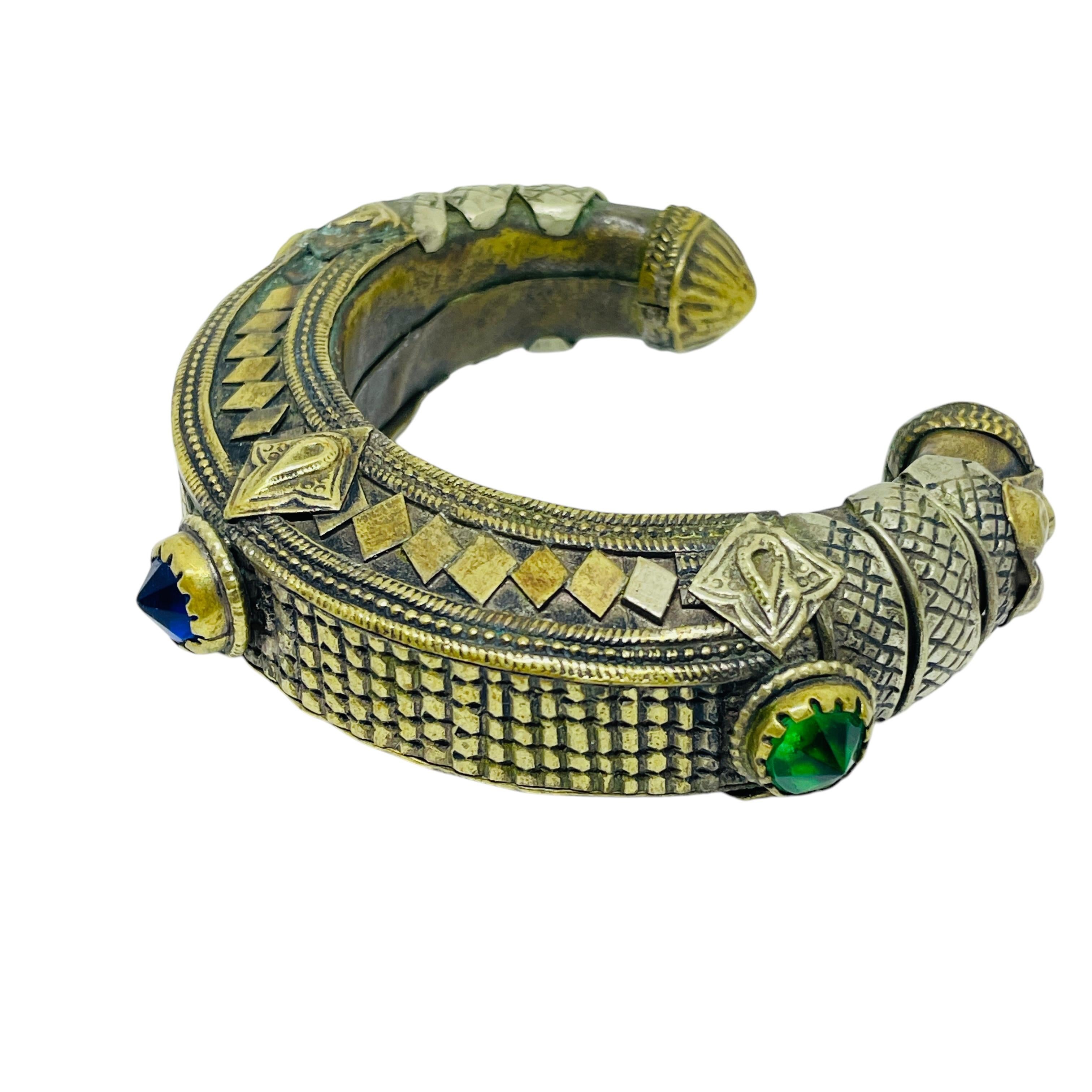 Altgoldfarbene Glassteine orientalisches Manschettenarmband im Zustand „Gut“ im Angebot in Palos Hills, IL