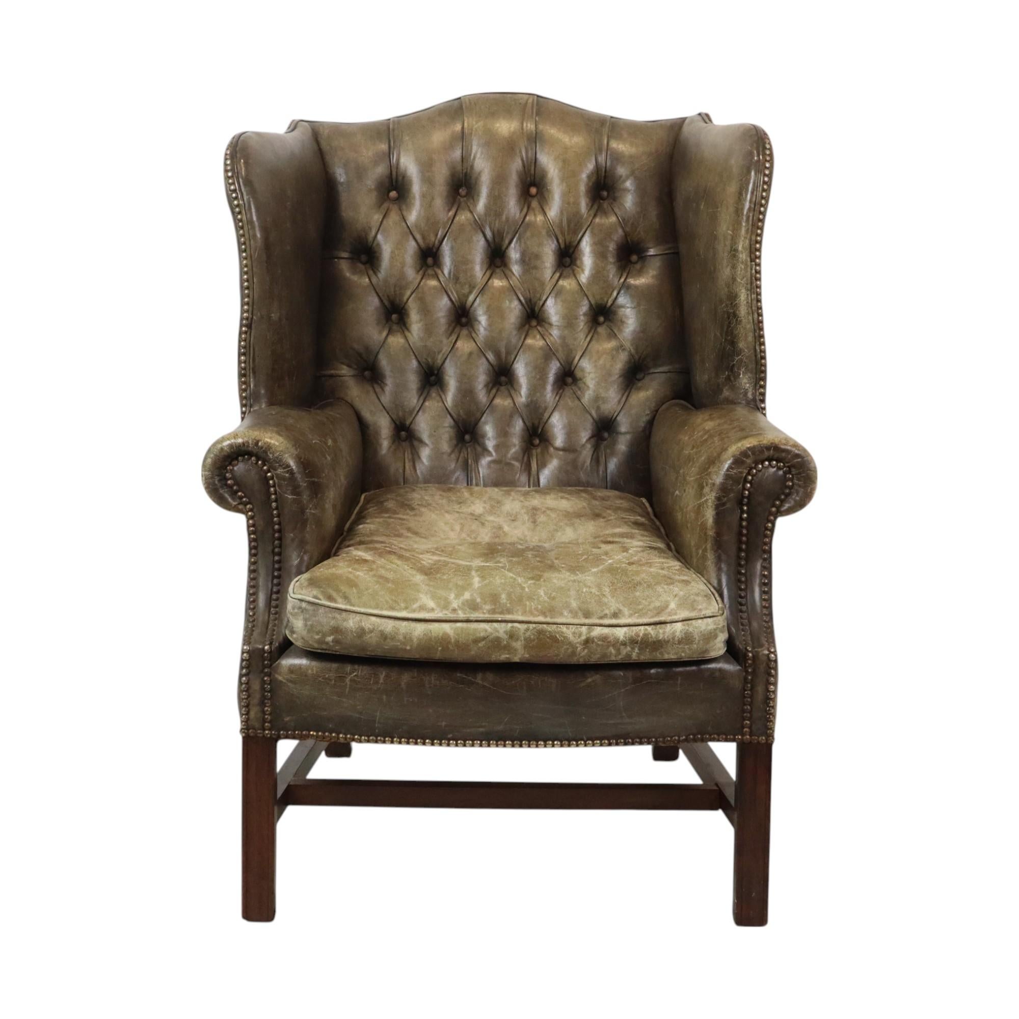 Una bellissima poltrona antica in stile Chesterfield, meglio conosciuta come wing chair, realizzata con una base in Oak e rivestita in pelle verde scuro. Lo schienale è a ciuffi e risale alla prima metà del XX secolo.

Queste poltrone erano