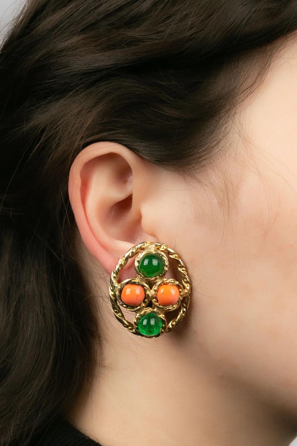 Vieux Gripoix - Boucles d'oreilles clip en métal doré et pâte de verre. Travaux de l'atelier de Gripoix

Informations complémentaires :
Dimensions : 2,7 L x 3,4 H cm
Condit : Bon état
Numéro de référence du vendeur : BO251