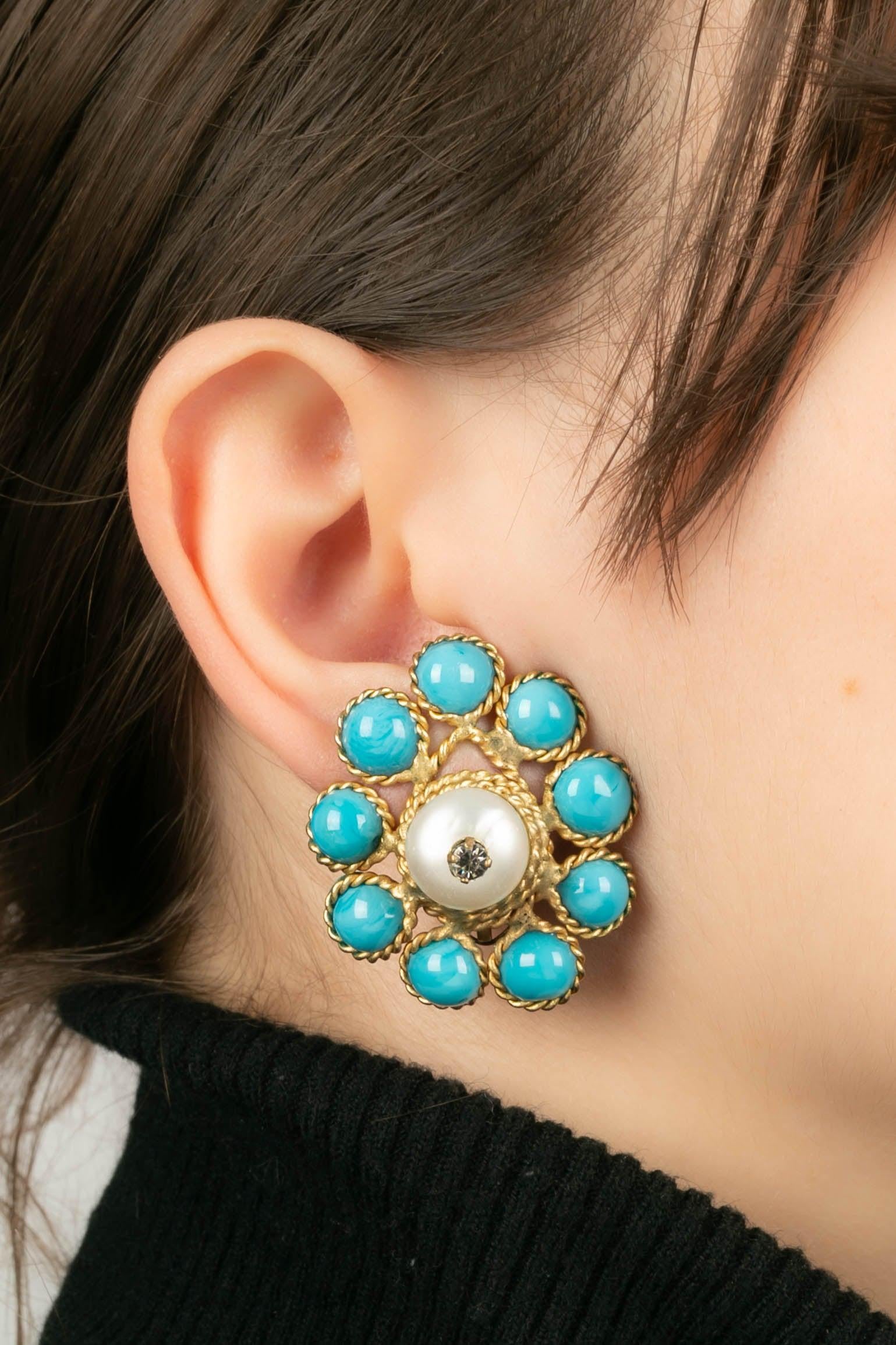 Gripoix - Ohrringe aus goldenem Metall, Glaspaste und Perlen.

Zusätzliche Informationen:
Zustand: Sehr guter Zustand
Abmessungen: Höhe: 4 cm

Referenz des Sellers: BO170