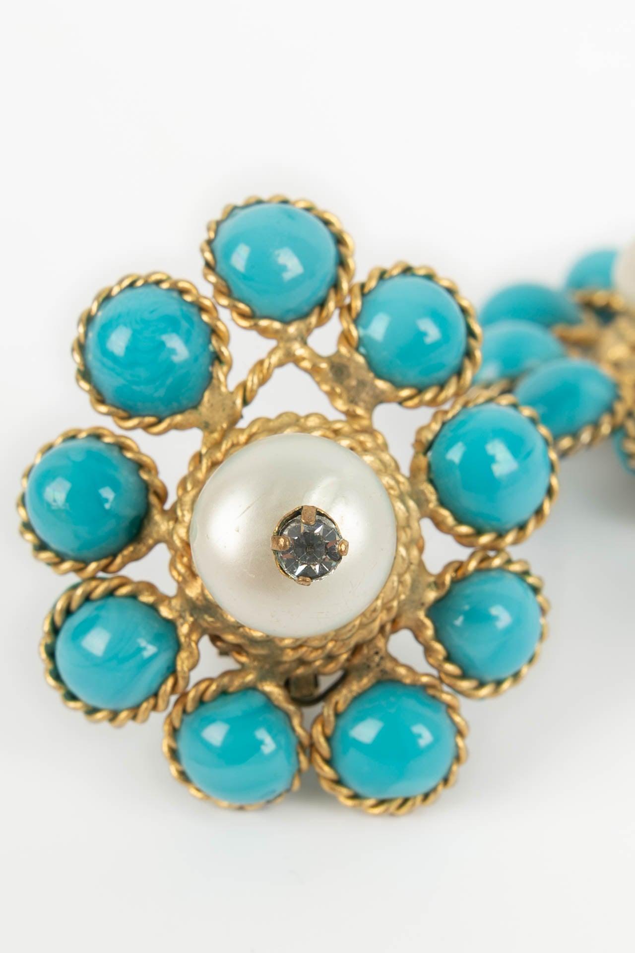 Alte Gripoix-Ohrringe aus goldenem Metall, Glaspastell und Perlen Damen im Angebot