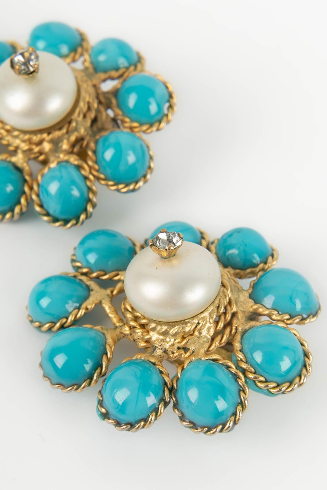 Alte Gripoix-Ohrringe aus goldenem Metall, Glaspastell und Perlen im Angebot 1
