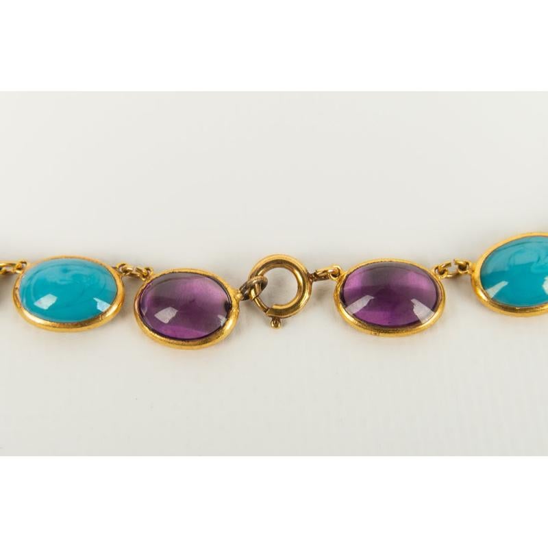 Old Gripoix Halskette aus vergoldetem Metall und mehrfarbigem Glaspassepartout Damen im Angebot