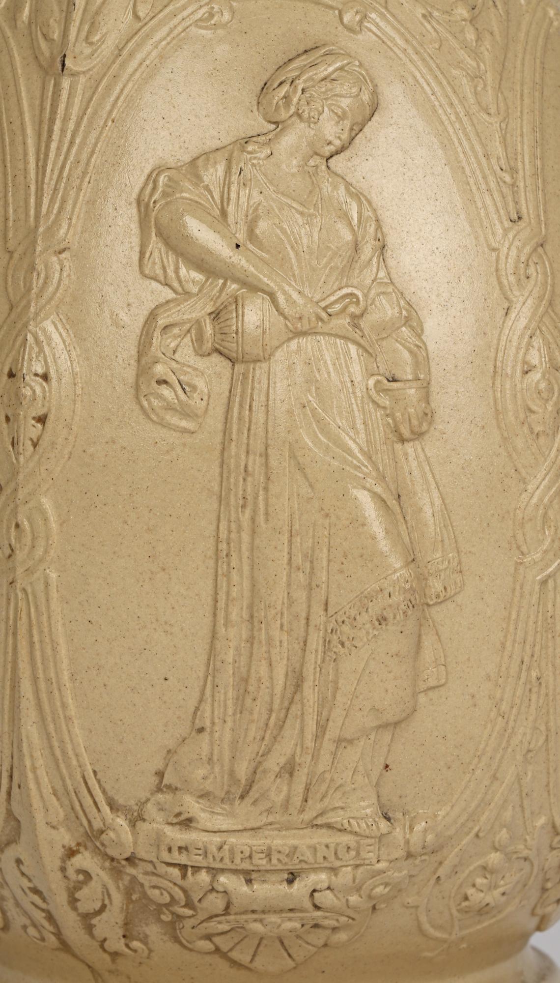 Moulé Ancienne cruche en céramique Old Hall Drabware avec des figures de vertus féminines cardinaux en vente