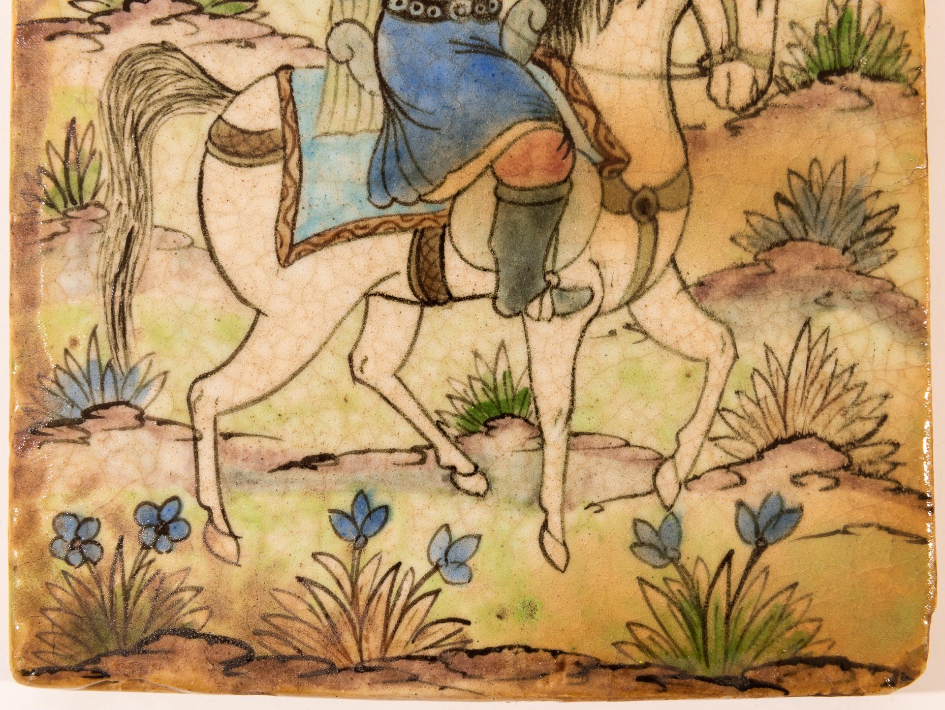 Antiguo azulejo de cerámica grande y raro pintado a mano con un caballero.
Mira el otro que publiqué.

ref. O/5353/8.