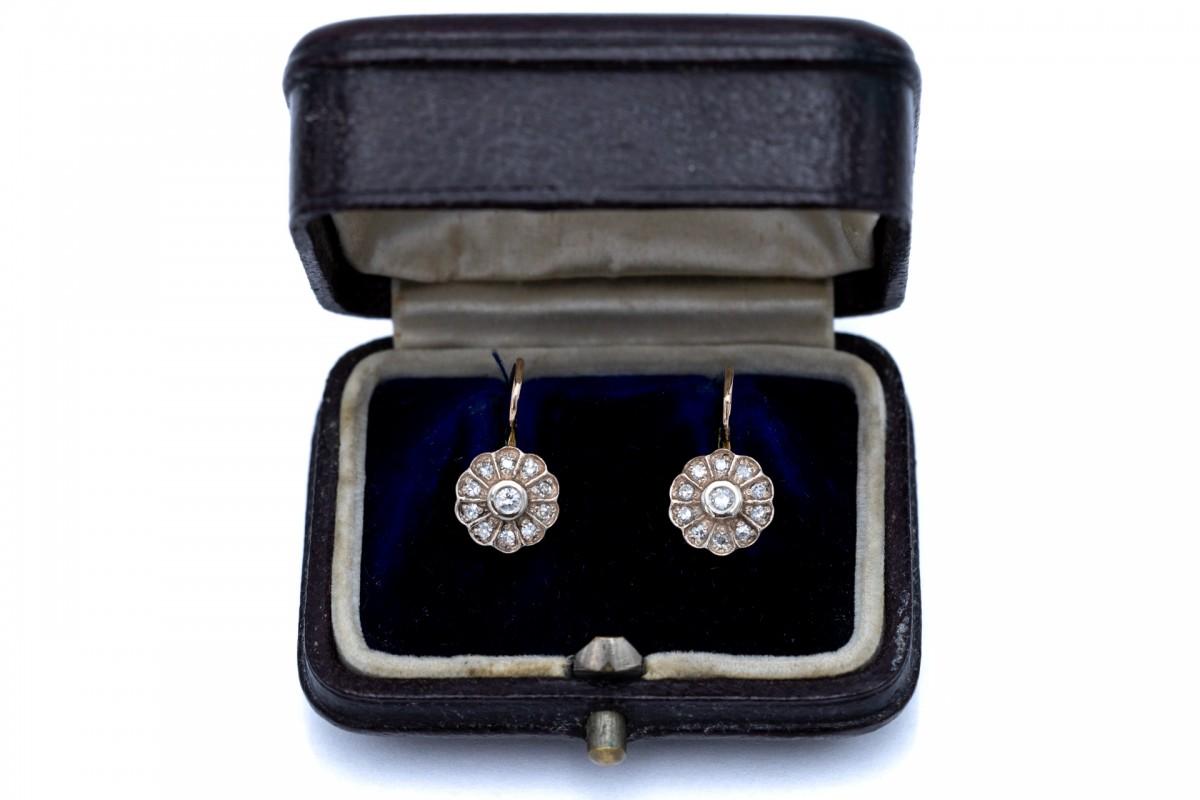 Old gold flower-shaped earrings studded with diamonds in old cuts 16/16 and 8/8 with a total weight of 0.40 ct.

Origin: Austria-Hungary, early 20th century.

They captivate with their delicate form and ancient charm, they are perfect for everyday