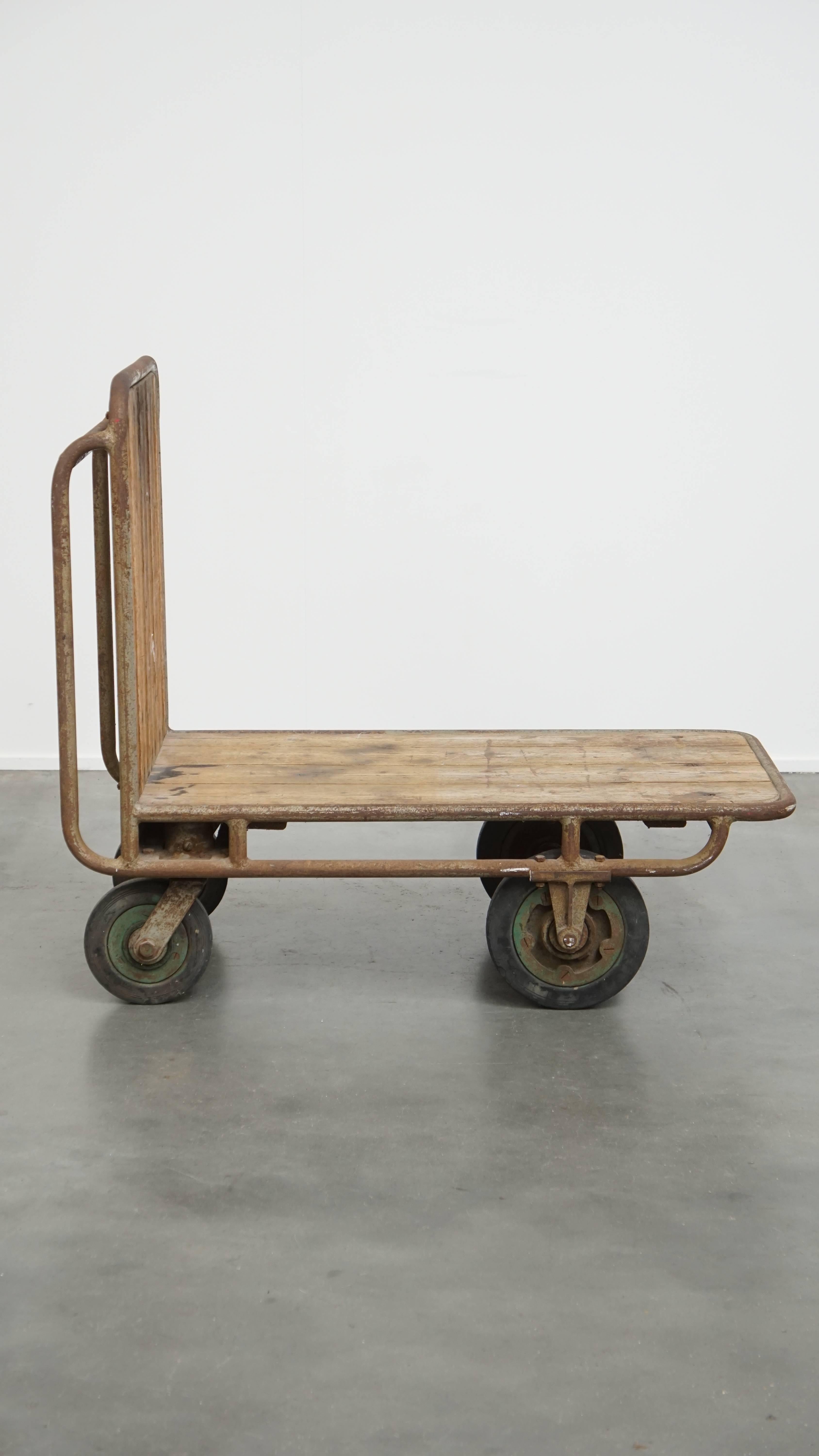 Ce chariot de transport industriel ancien, lourd et très décoratif est proposé ici.

Cette magnifique pièce n'attire pas seulement l'attention chez vous - par exemple avec des plantes exposées dessus - mais elle s'intègre également parfaitement dans