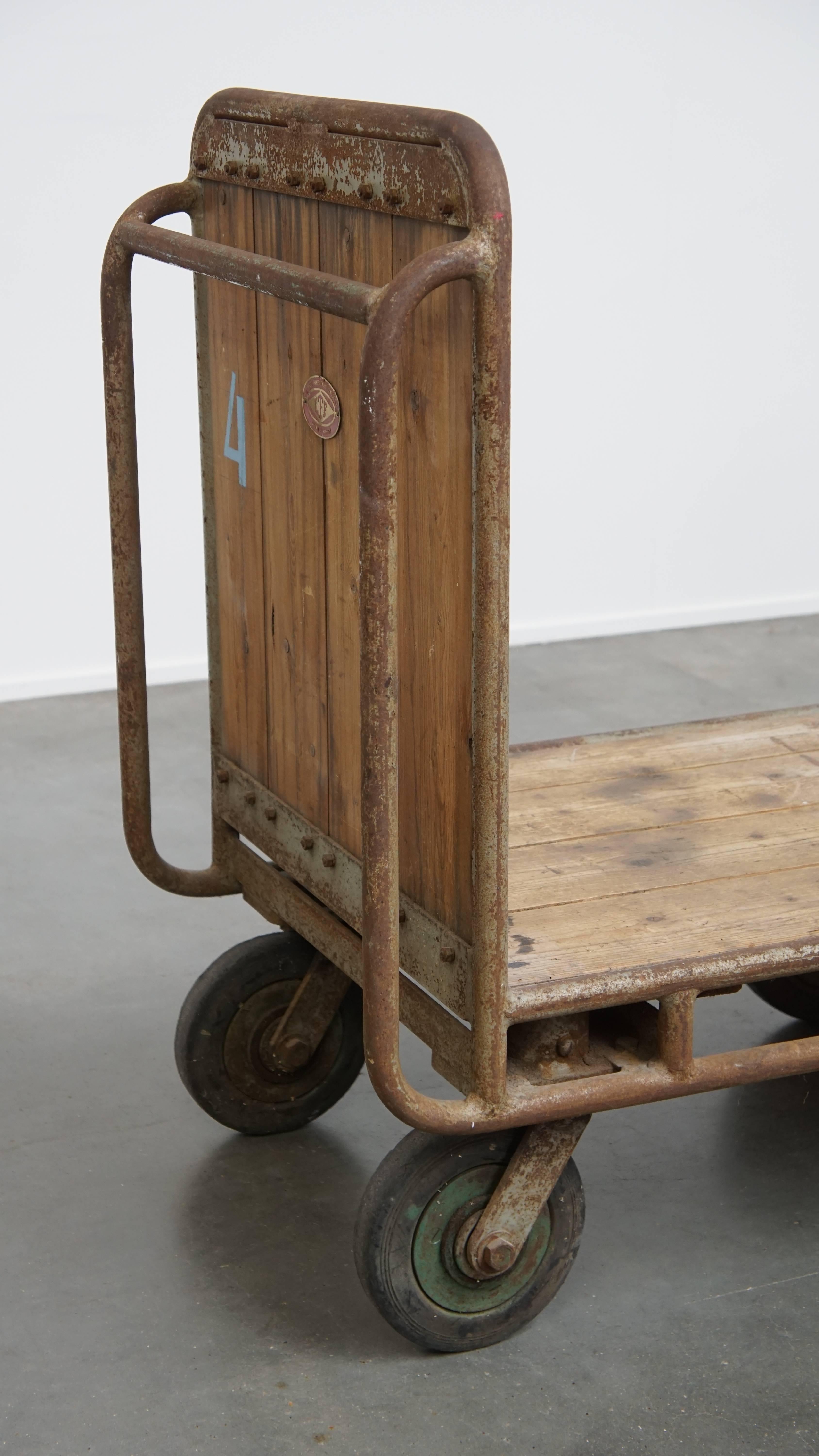 Chariot de transport industriel ancien, lourd et hautement décoratif en vente 1