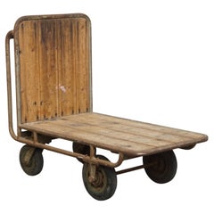 Carrello da trasporto industriale vecchio, pesante e altamente decorativo