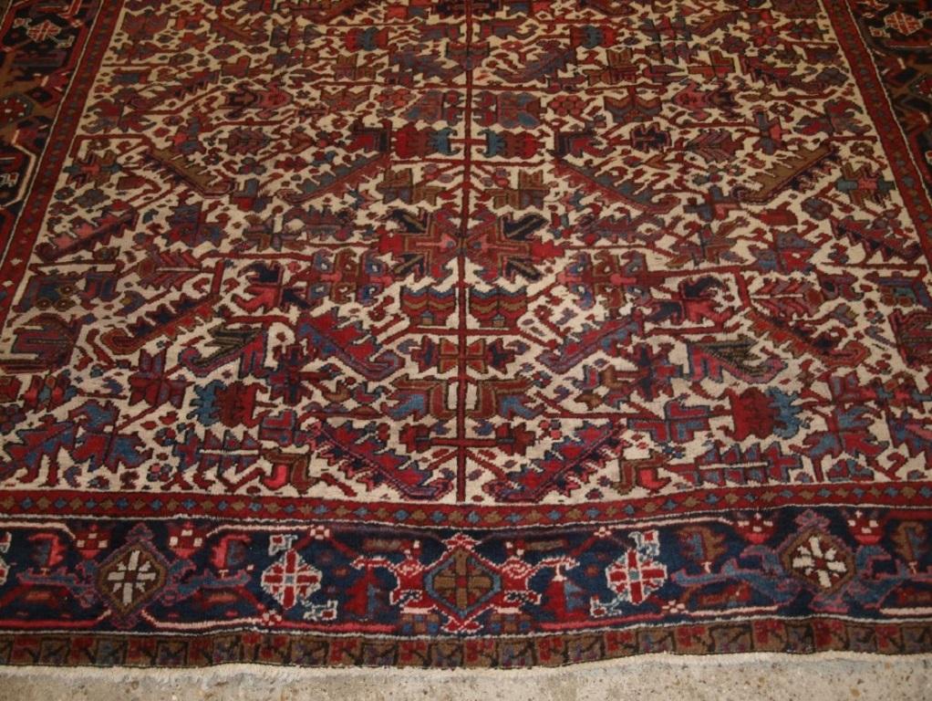 Old Heriz-Teppich mit Allover-Design auf elfenbeinfarbenem Grund, um 1920 (Unbekannt) im Angebot