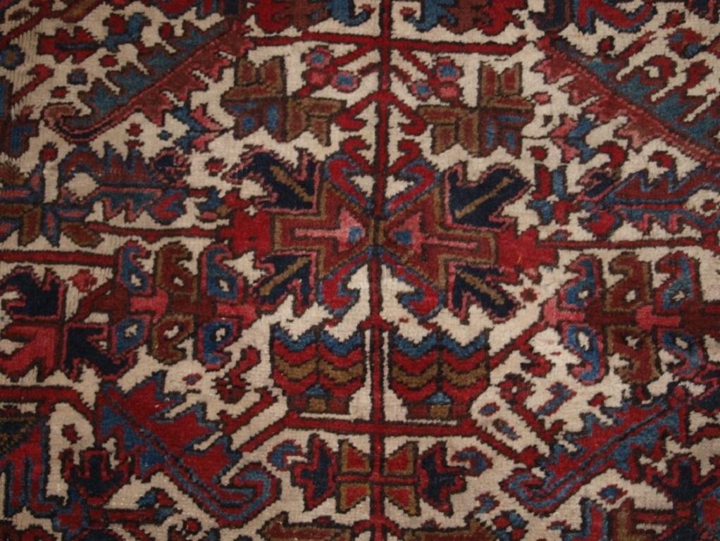 Old Heriz-Teppich mit Allover-Design auf elfenbeinfarbenem Grund, um 1920 im Zustand „Hervorragend“ im Angebot in Moreton-In-Marsh, GB