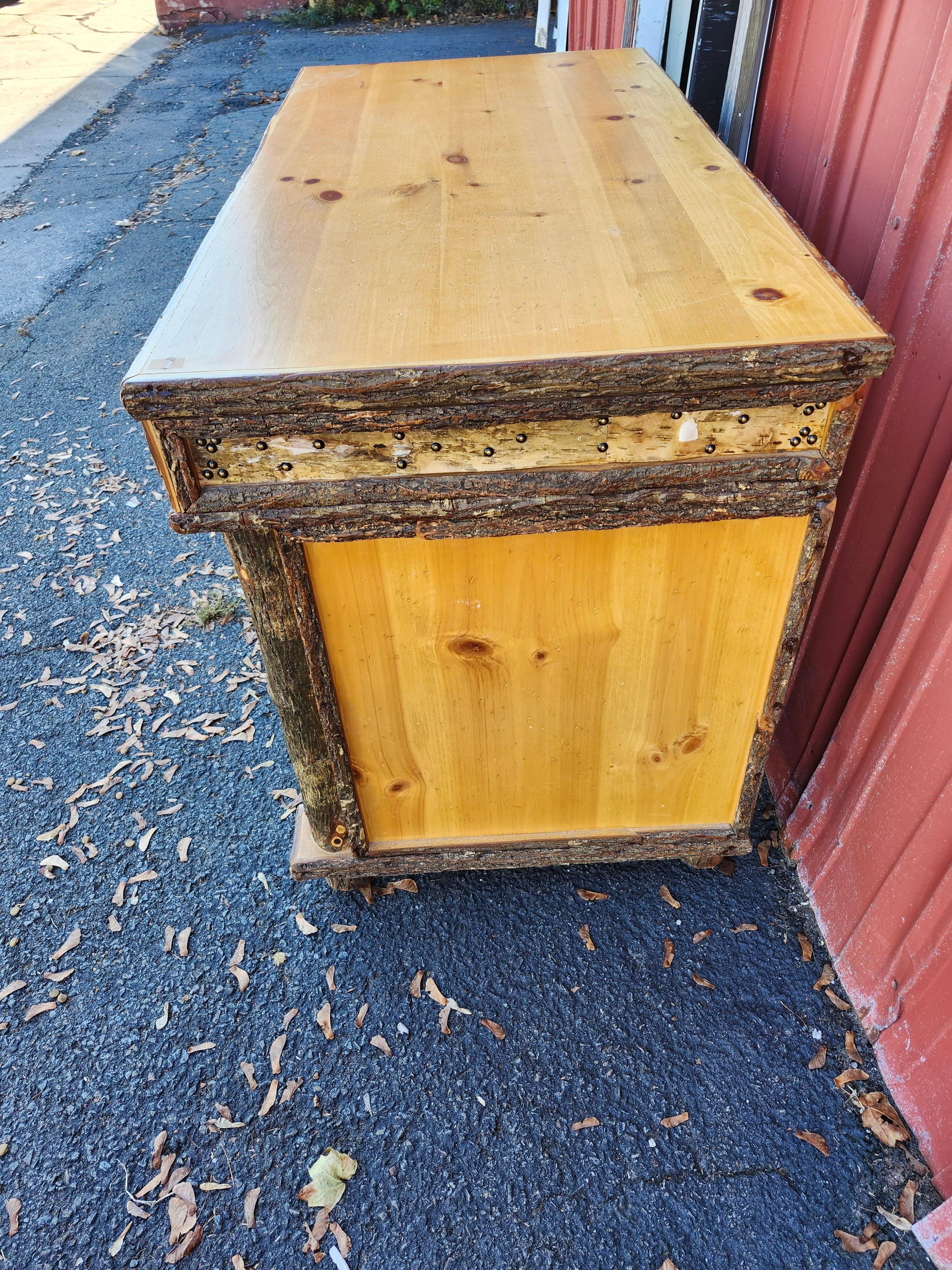 Fatto a mano Old Hickory Adirondack Cassettone a quattro cassetti in betulla e pino C1970 in vendita