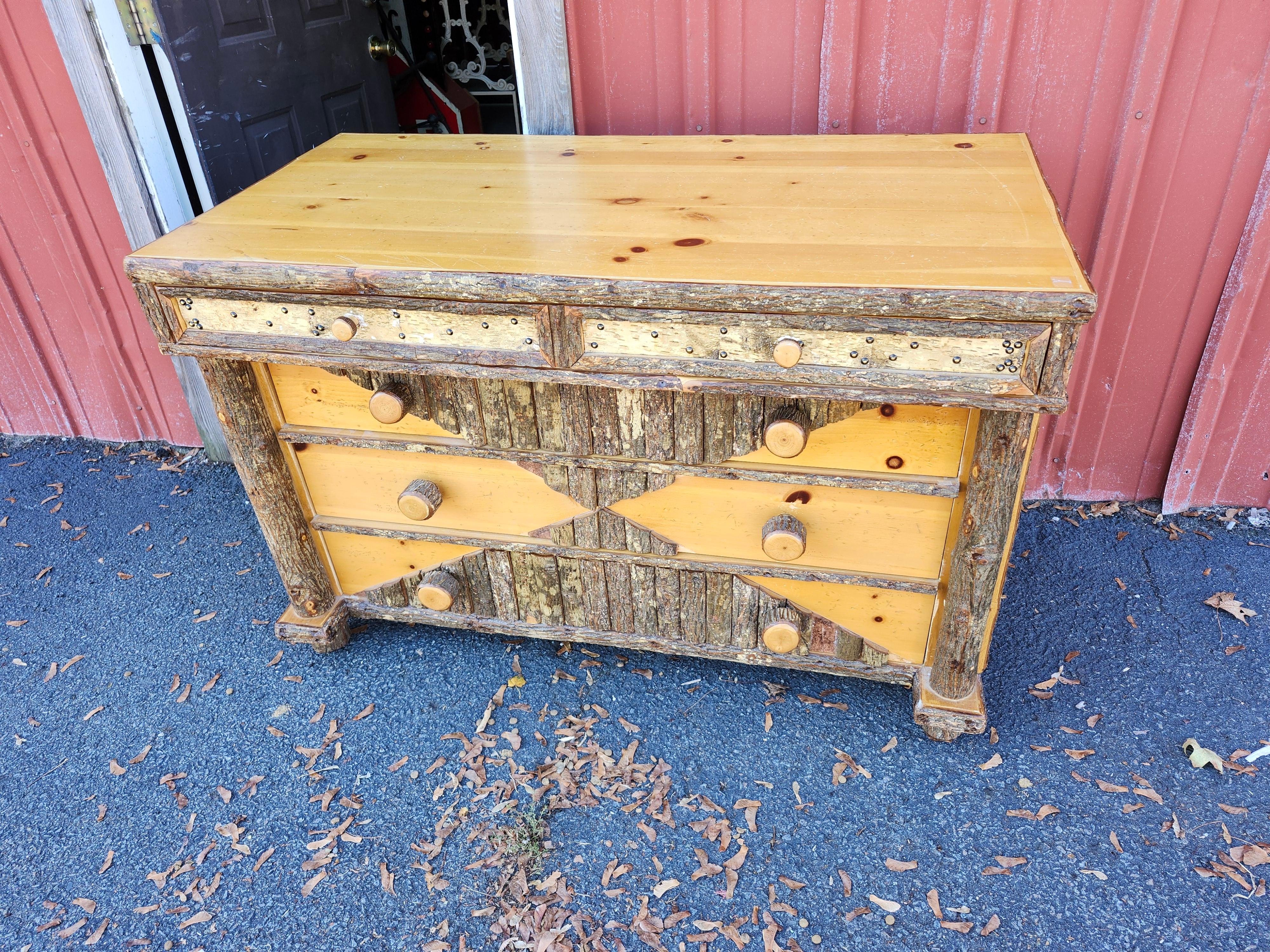 Old Hickory Adirondack Cassettone a quattro cassetti in betulla e pino C1970 In condizioni buone in vendita a Port Jervis, NY