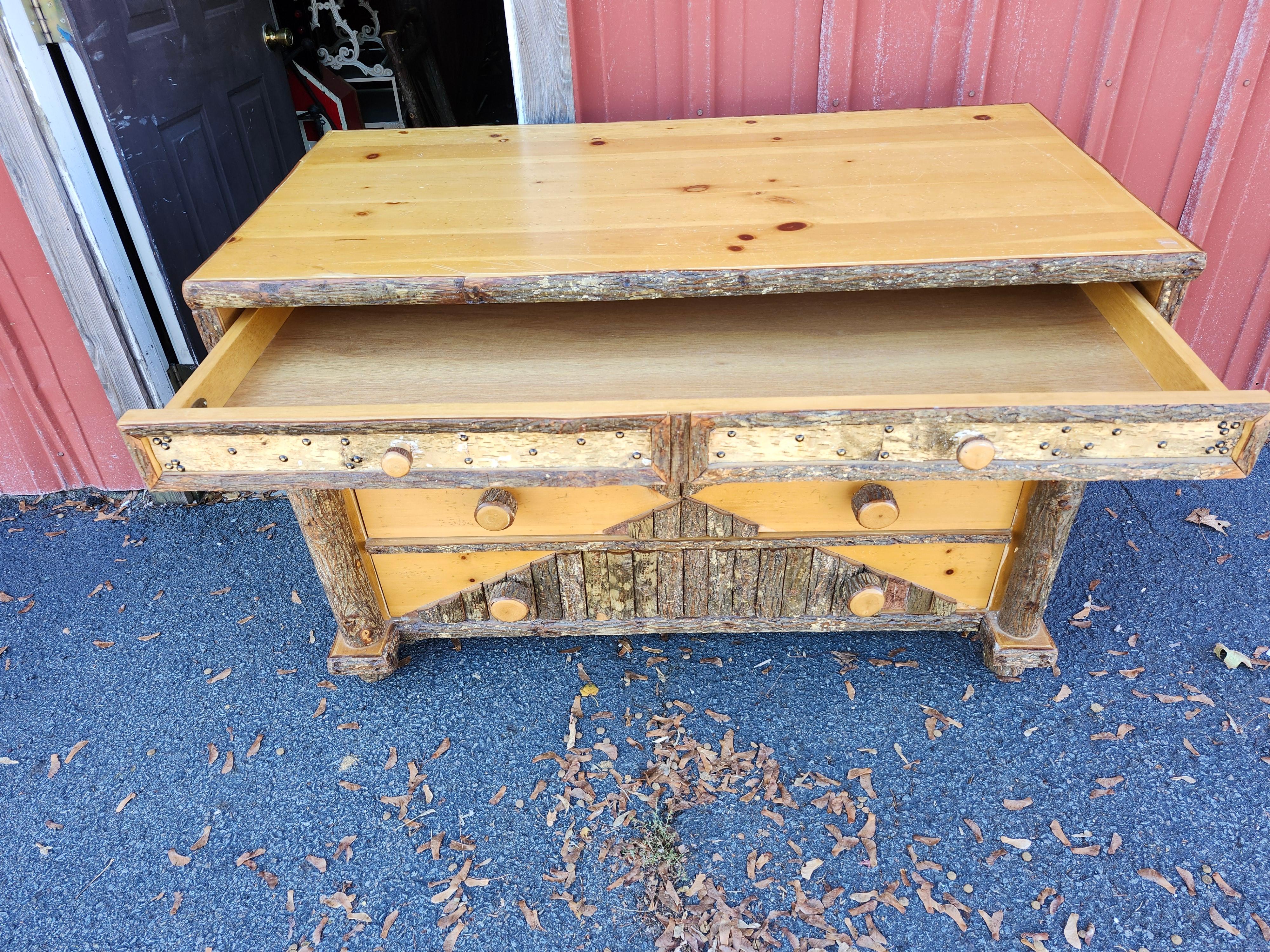 Fine XX secolo Old Hickory Adirondack Cassettone a quattro cassetti in betulla e pino C1970 in vendita