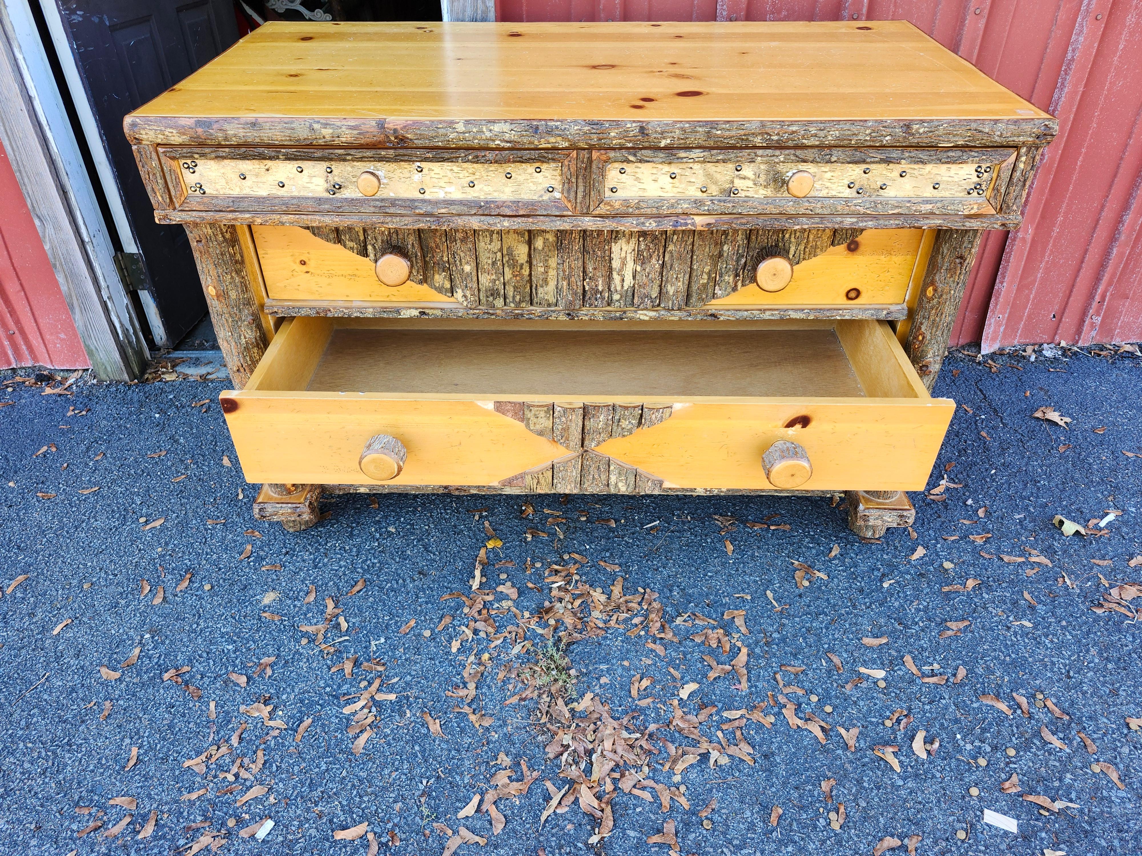 Betulla Old Hickory Adirondack Cassettone a quattro cassetti in betulla e pino C1970 in vendita