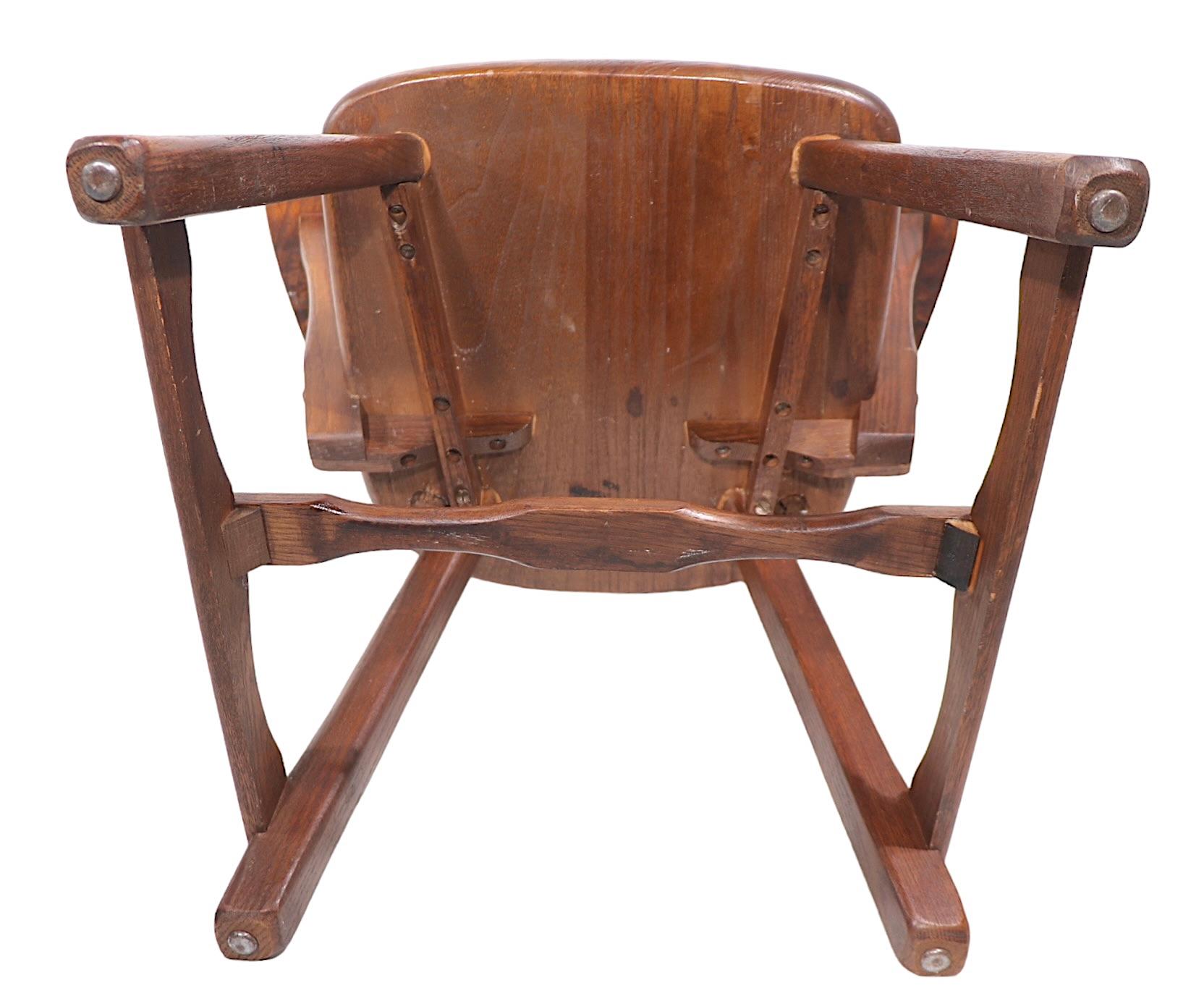  Meubles rustiques américains classiques - salon,  fauteuil,  fabriqué par la Old Hickory Furniture Company vers les années 1940. La chaise présente une structure en chêne massif et un dossier en osier tressé. Elle est en très bon état, d'origine,