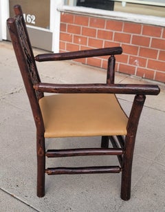 Alter Hickory-Sessel mit Ledersitz und Rattan  Rückendeckung