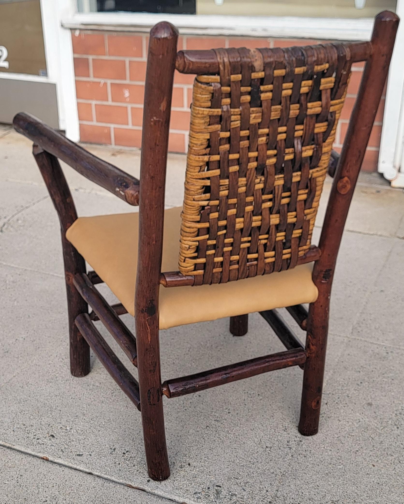 Stile Adirondack Poltrona Old Hickory con seduta in pelle e rattan  Backing in vendita