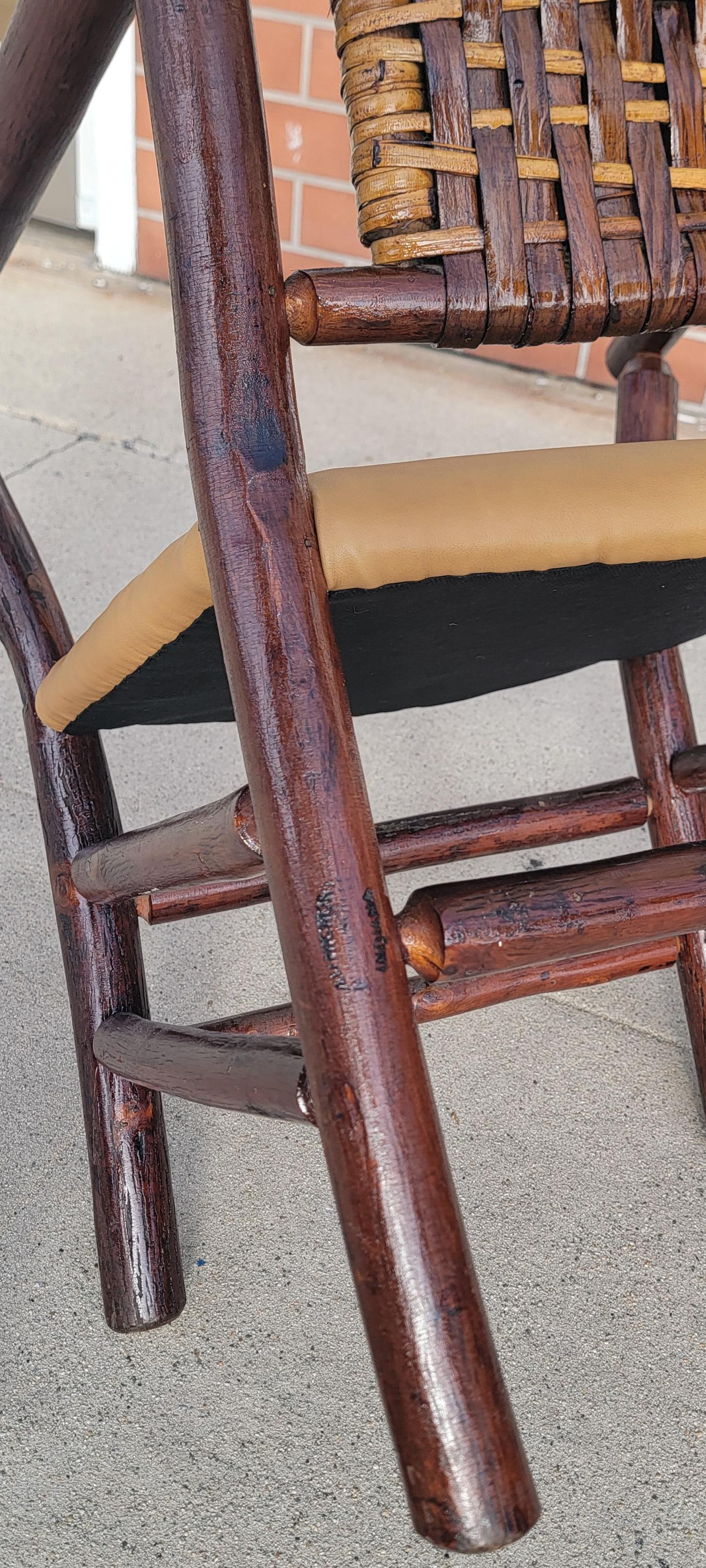 Tessuto a mano Poltrona Old Hickory con seduta in pelle e rattan  Backing in vendita
