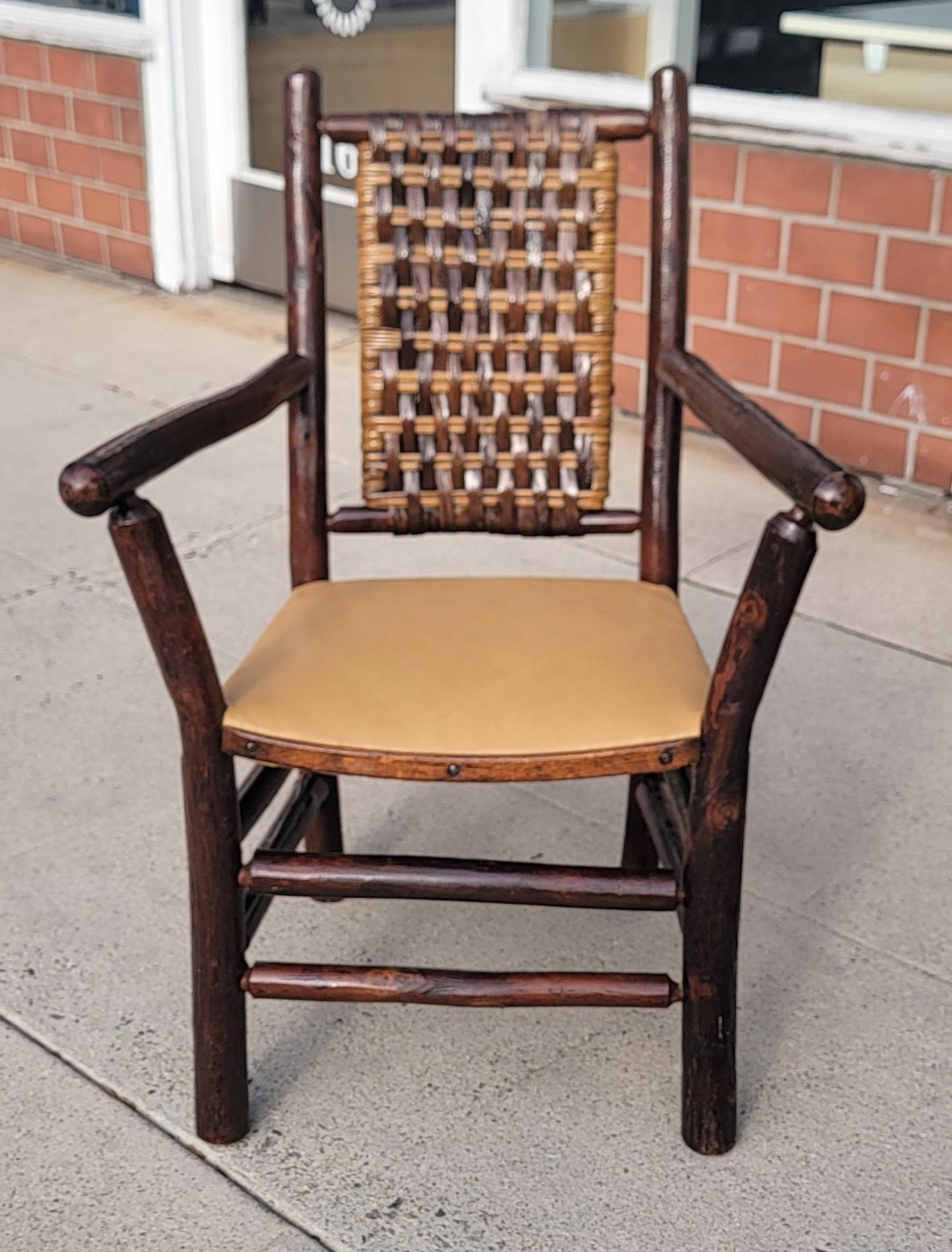 Poltrona Old Hickory con seduta in pelle e rattan  Backing In condizioni buone in vendita a Los Angeles, CA