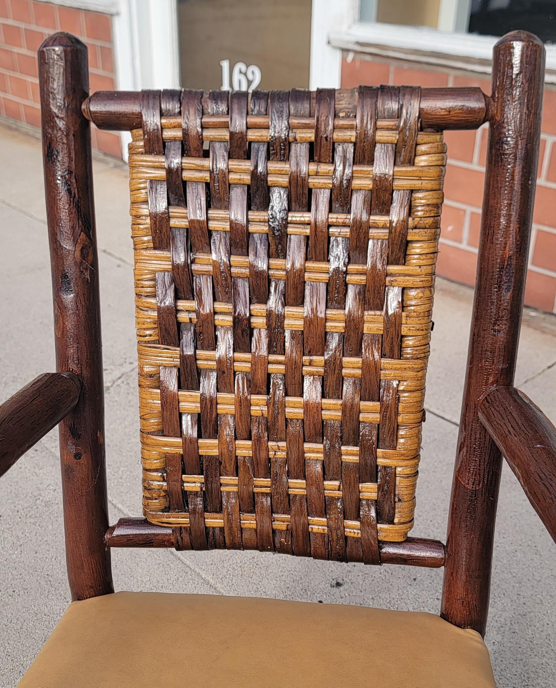 Metà XX secolo Poltrona Old Hickory con seduta in pelle e rattan  Backing in vendita