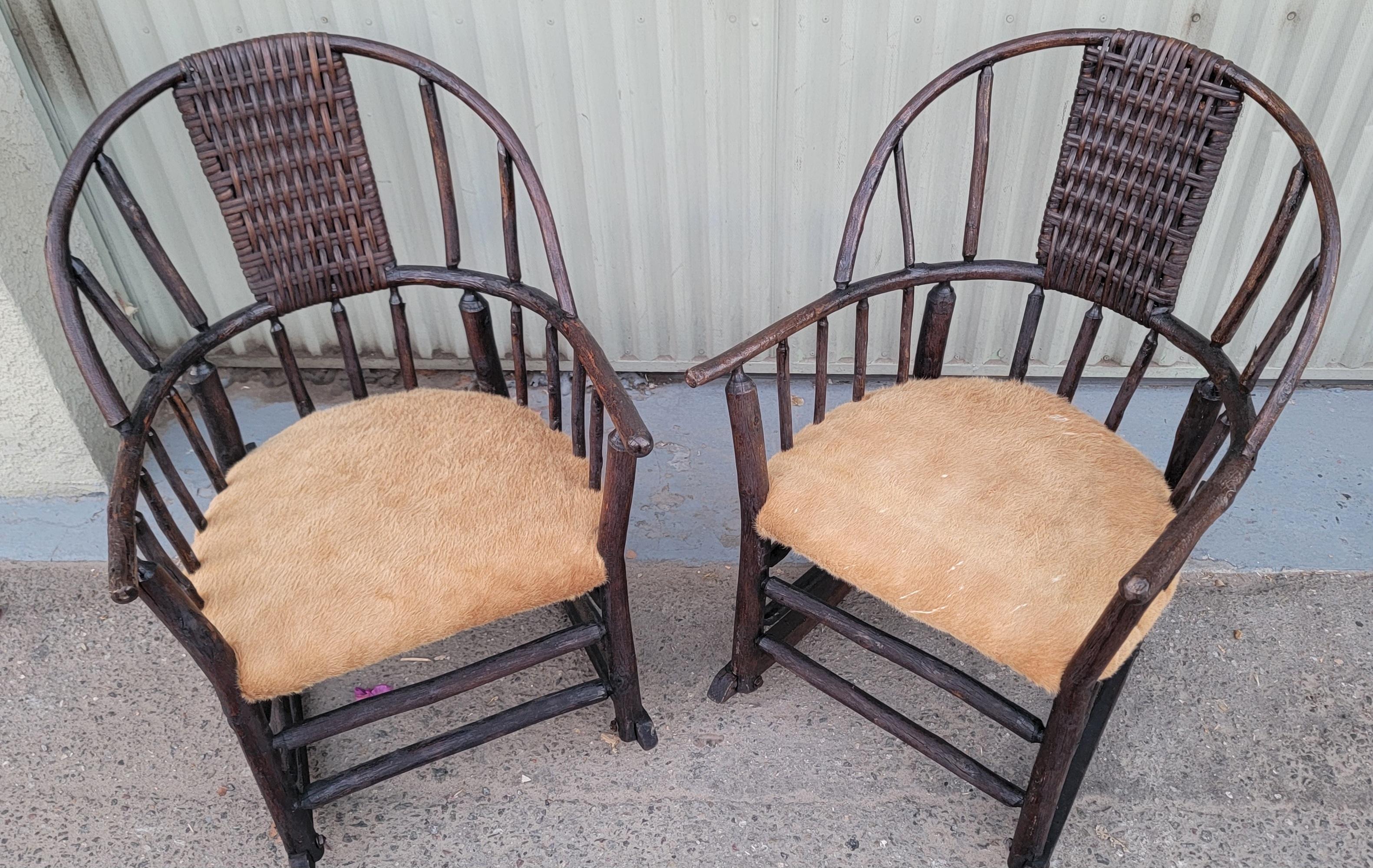 Frühe handgefertigte Bugholz Old Hickory hohe Rückenlehne Stühle in Kalbsleder / Leder bedeckt.der Zustand sind sehr gut und robust.das Paar sind in gutem Zustand und mit Marine-Lack beschichtet.verkauft als ein ähnliches Paar von Stühlen.