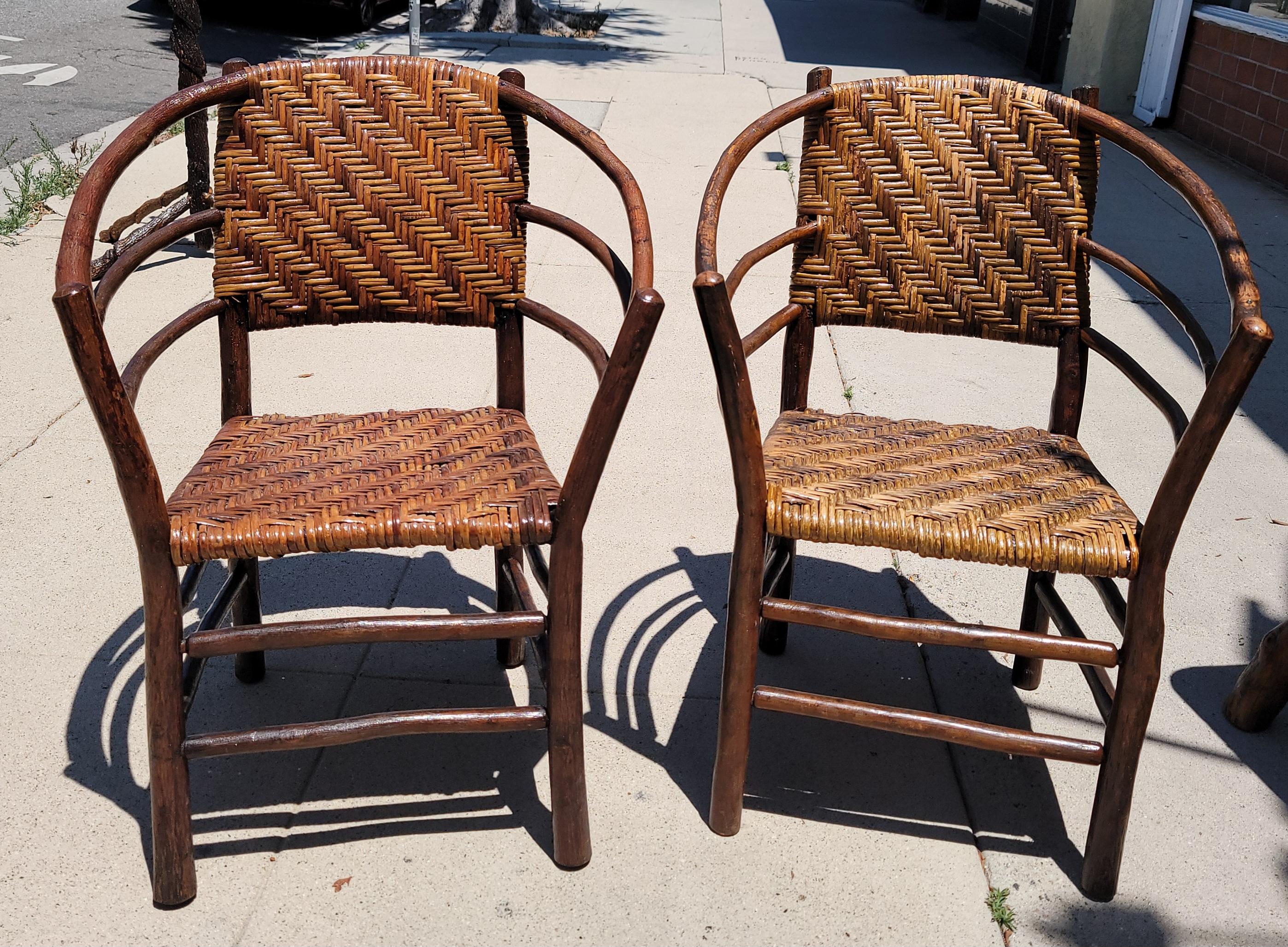 Alte Hickory-Stühle mit Fassrückenlehne - Paar (Handgefertigt) im Angebot