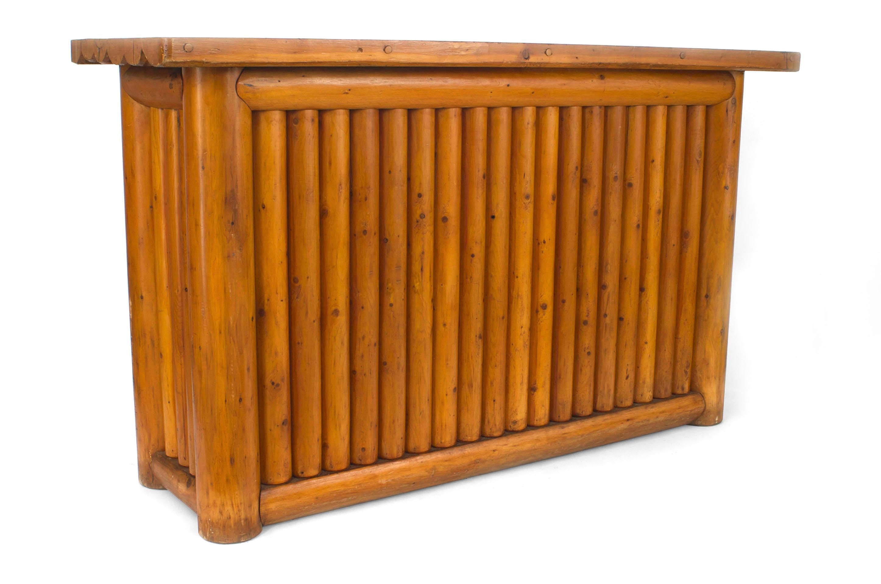 Bar-Möbel aus Zedernholz im amerikanischen Old Hickory-Stil (1950er Jahre), bestehend aus einem 2-teiligen Barschrank, 4 Barhockern und einer Bar mit geriffelter Front (von RITTENHOUSE) (Einzeln erhältlich: Bar: 060874, Back Bar: 060875, 4 Hocker:
