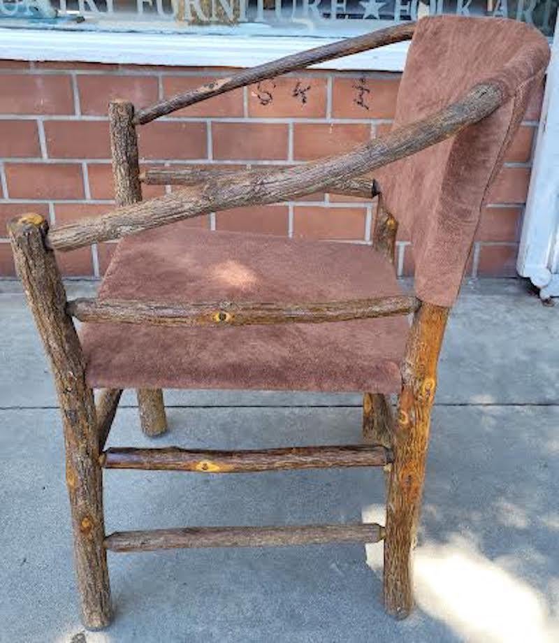 Alte Hickory-Stühle in  Braunes Wildleder  Leder-Paar (amerikanisch) im Angebot
