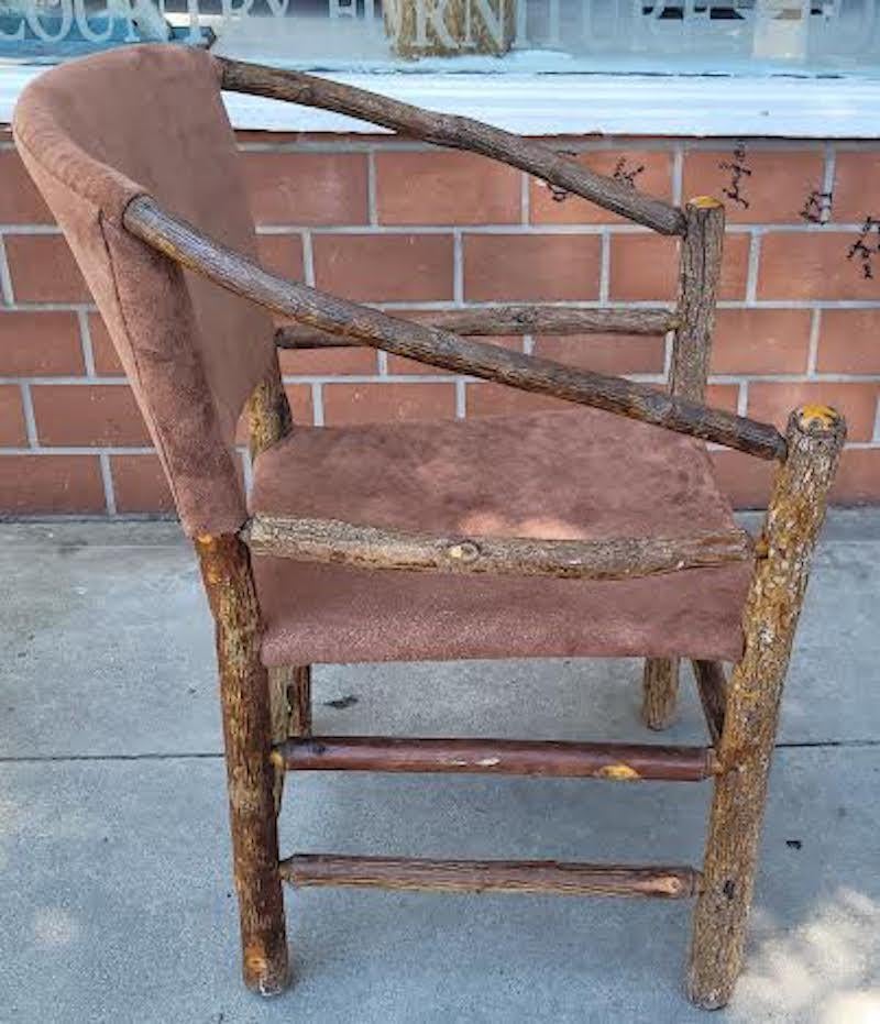 Alte Hickory-Stühle in  Braunes Wildleder  Leder-Paar im Zustand „Gut“ im Angebot in Los Angeles, CA