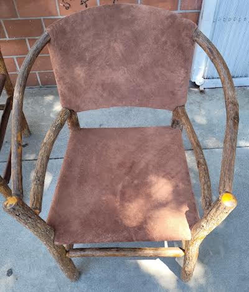 Alte Hickory-Stühle in  Braunes Wildleder  Leder-Paar (Mitte des 20. Jahrhunderts) im Angebot