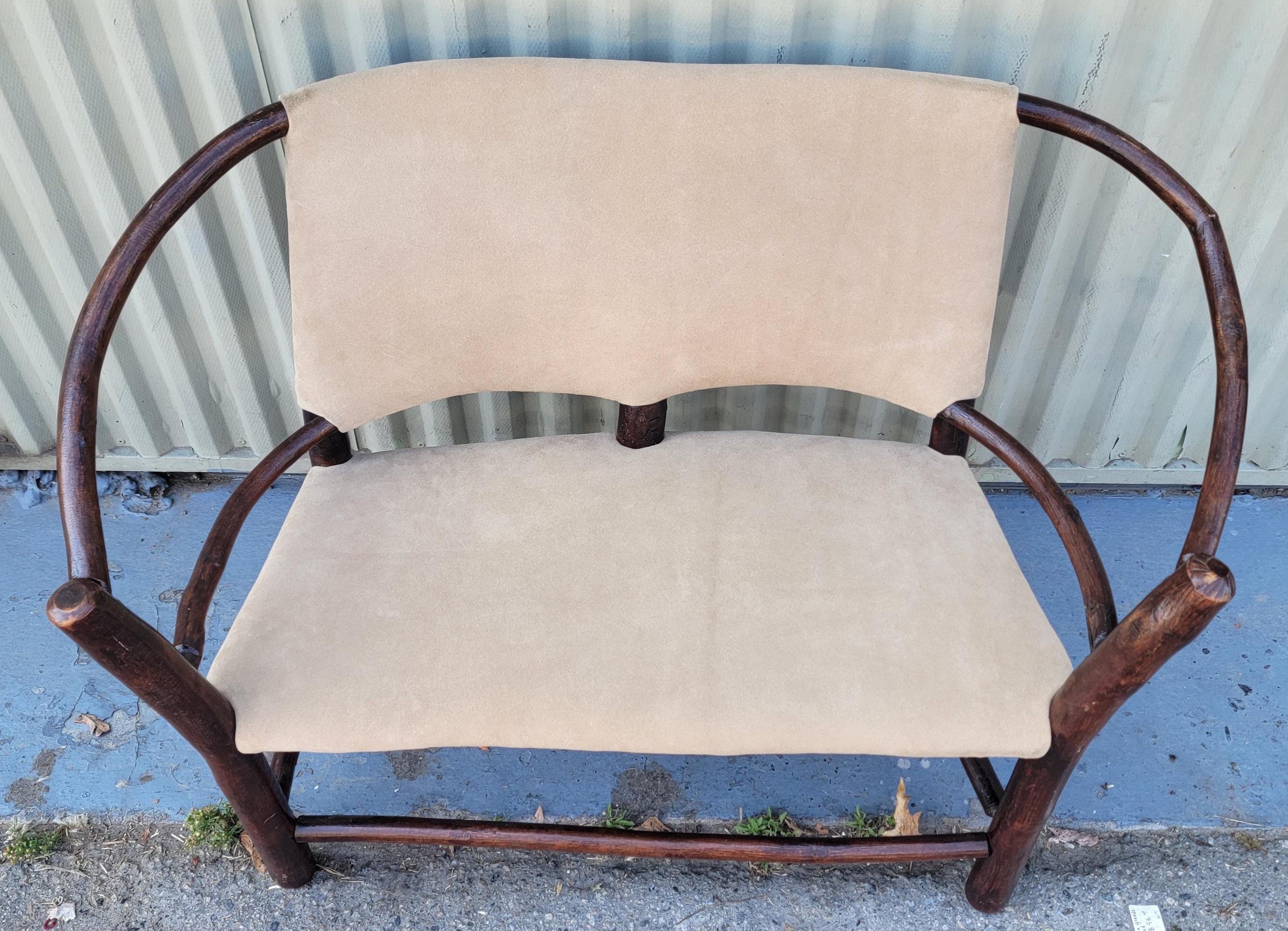 Divano per bambini Old Hickory con seduta in pelle scamosciata In condizioni buone in vendita a Los Angeles, CA
