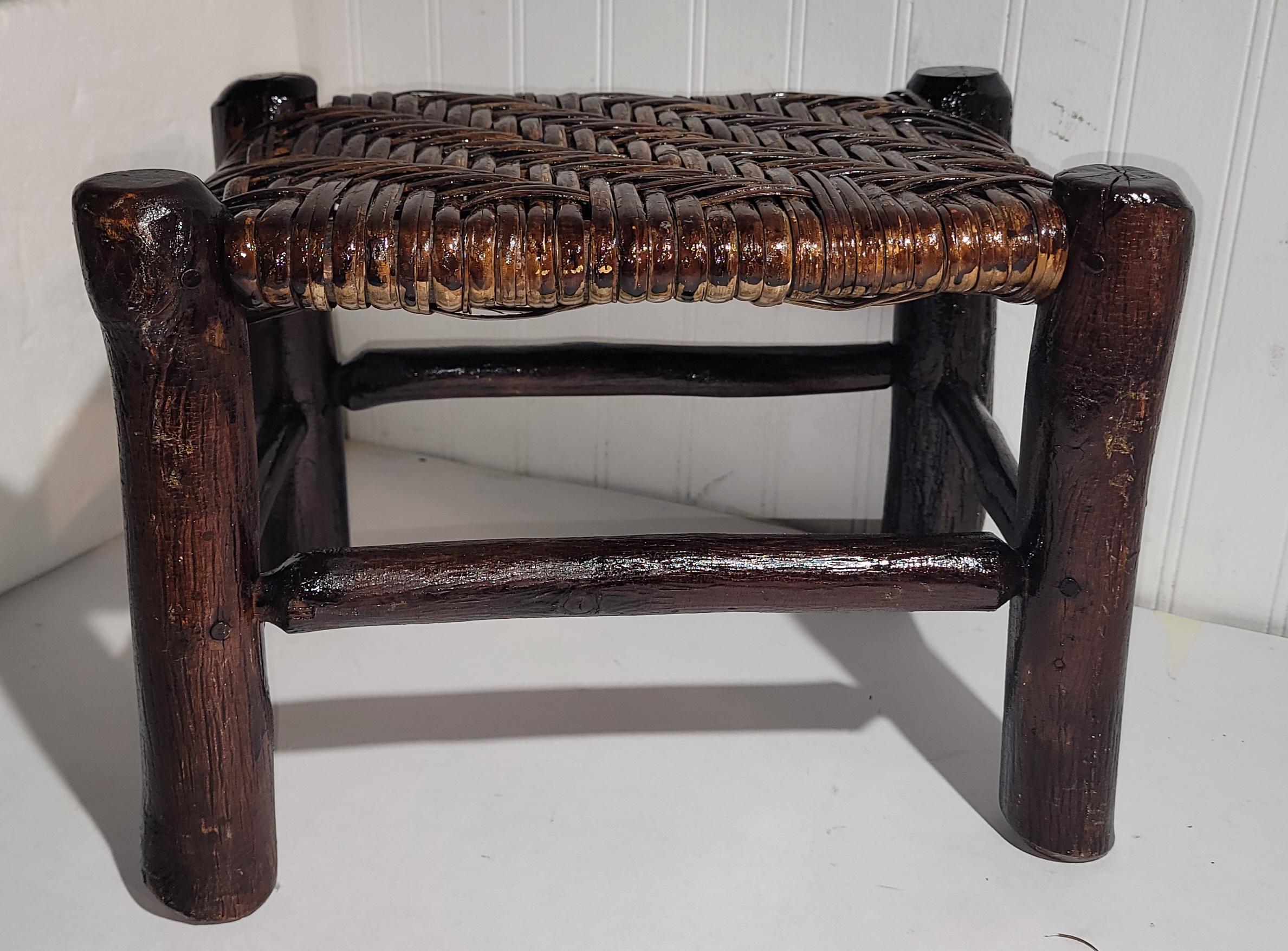 Diese frühen Old Hickory Fußhocker hat eine wunderbare Patina im Alter auf der Oberseite und Gurtband des Hockers und auf dem Rahmen des Fußhockers Der Zustand ist sehr stark und stabil.