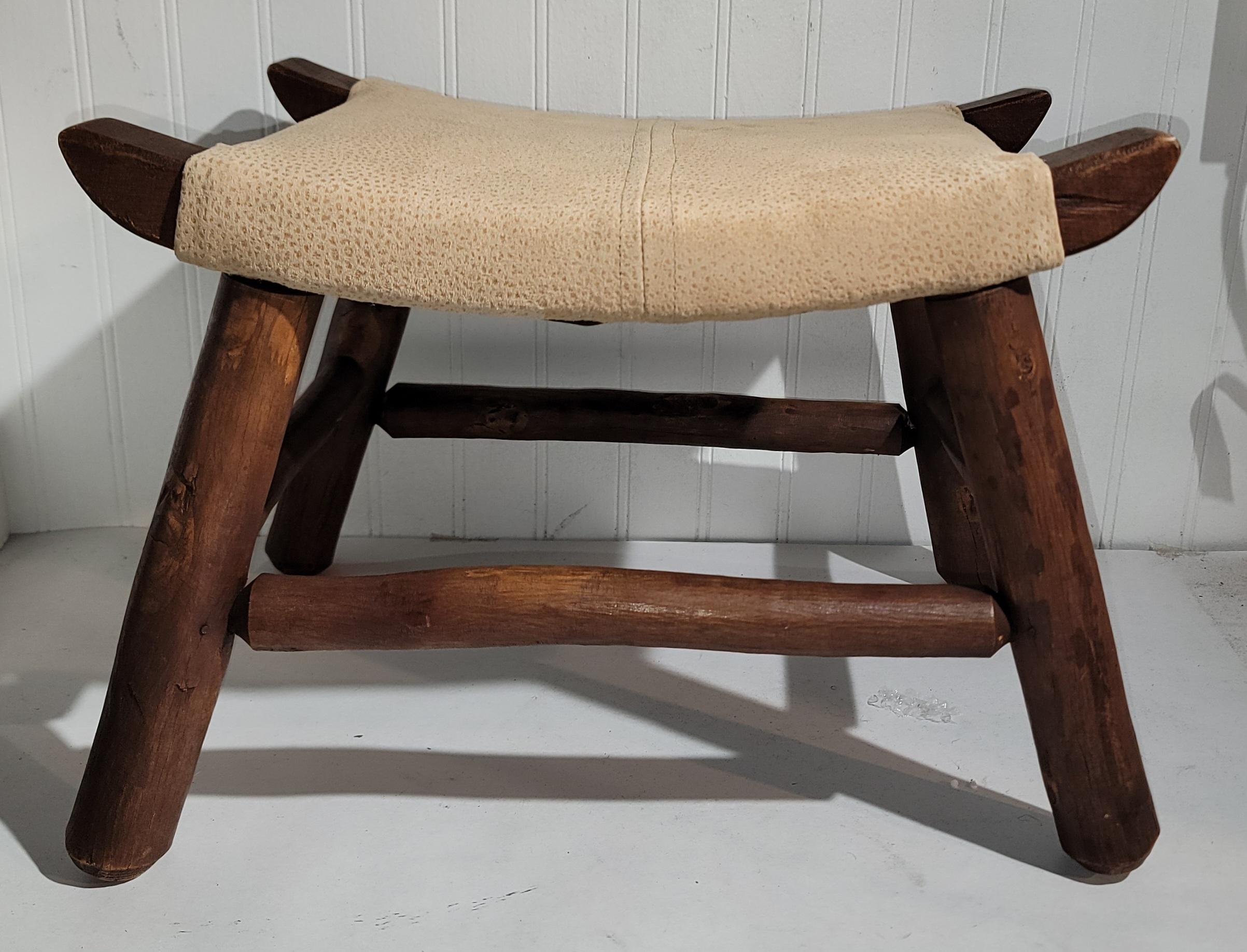 Tabouret de pied Old Hickory avec daim Bon état - En vente à Los Angeles, CA
