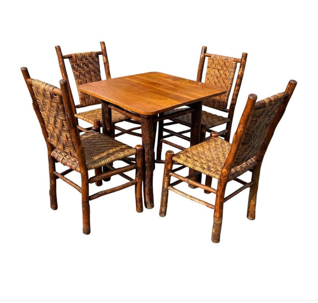 Tavolo da gioco in legno di Hickory e quattro sedie, condizioni perfette.  Ottime condizioni con un'incredibile attenzione ai dettagli. Strutturalmente solido. Lievi segni di usura dovuti all'età e all'uso.