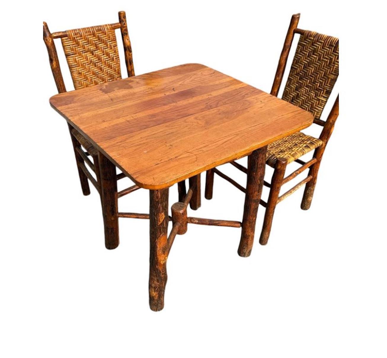 Stile Adirondack Tavolo da gioco in legno di Hickory e quattro sedie, condizioni perfette. in vendita