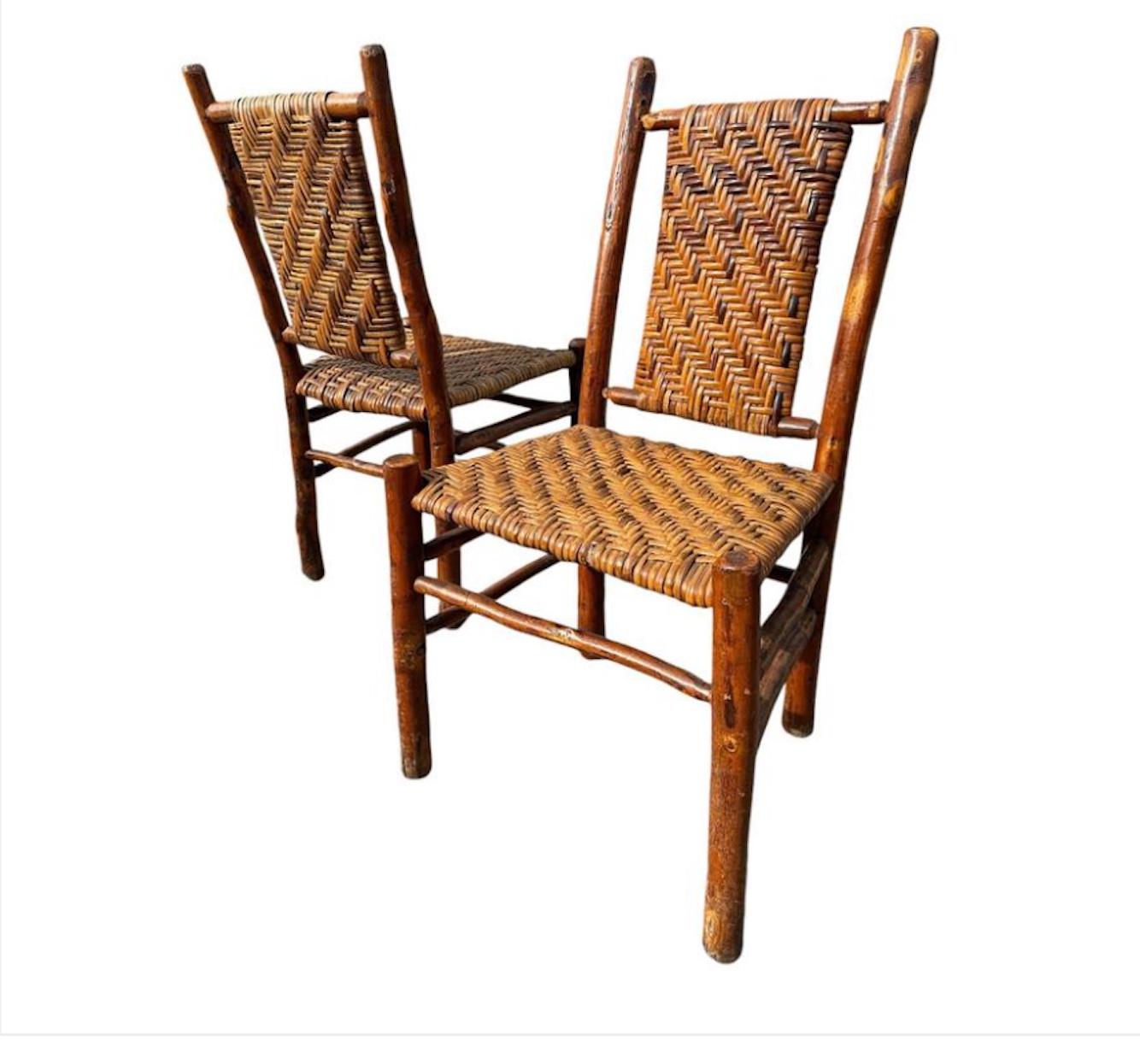Americano Tavolo da gioco in legno di Hickory e quattro sedie, condizioni perfette. in vendita