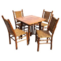 Tavolo da gioco in legno di Hickory e quattro sedie, condizioni perfette.