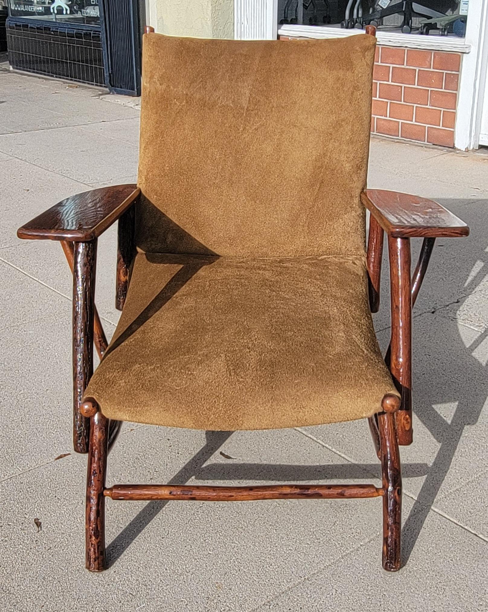 Diese signiert Old Hickory Furniture Company aus Martinsville, Indiana und ist in gutem Zustand.die Wildleder Sitz und Rücken wurde vor kurzem gepolstert  aus Wildleder/Leder. Super bequem und robust.