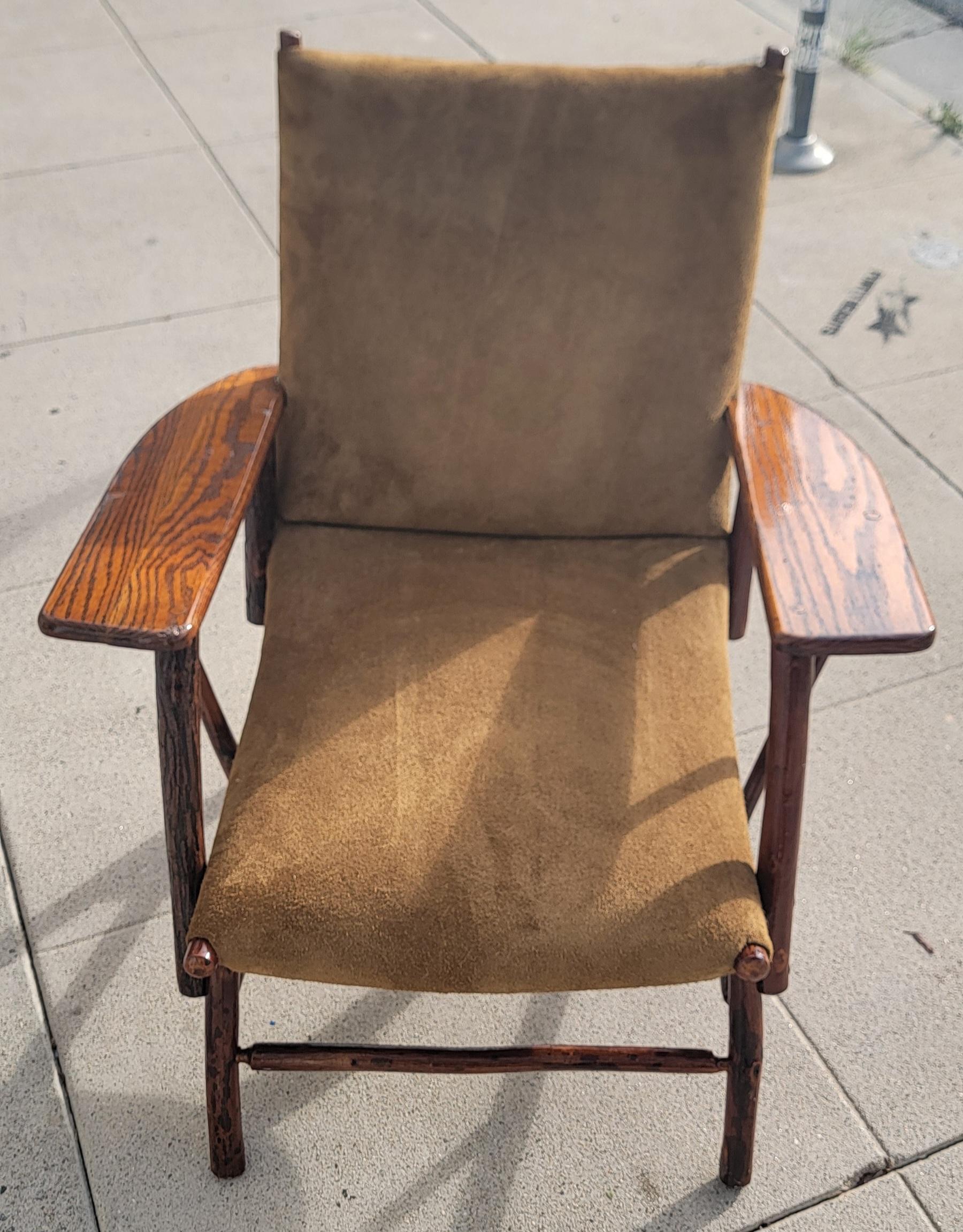 Old Hickory Lounge Chair W/ Wildleder gepolstert in Wildleder (Adirondack) im Angebot