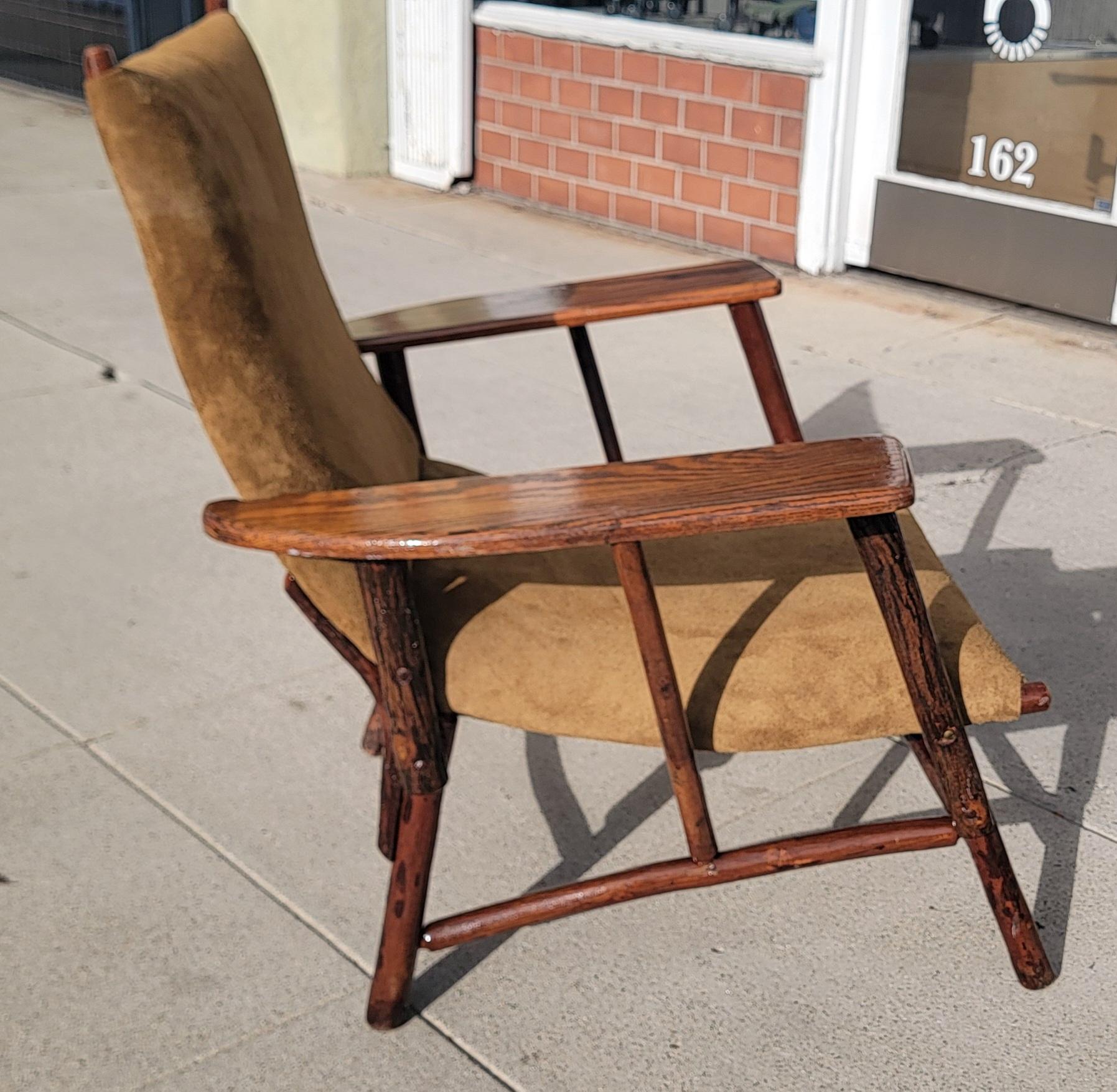 Old Hickory Lounge Chair W/ Wildleder gepolstert in Wildleder (amerikanisch) im Angebot