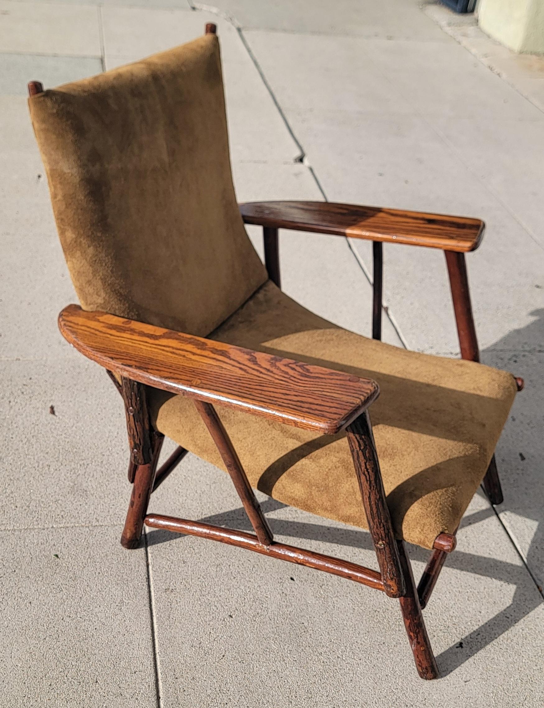 Old Hickory Lounge Chair W/ Wildleder gepolstert in Wildleder (Handgefertigt) im Angebot