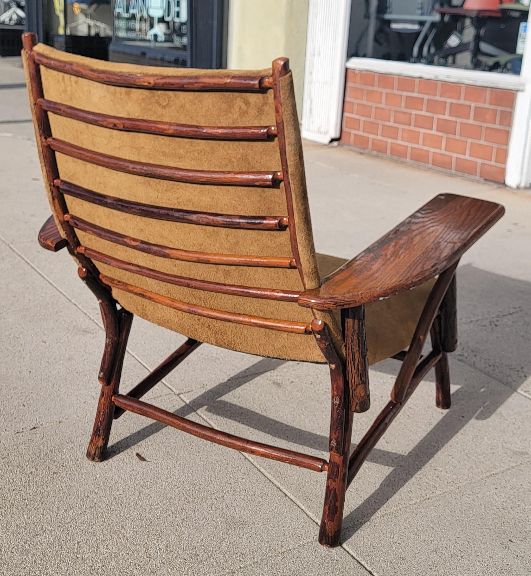 Old Hickory Lounge Chair W/ Wildleder gepolstert in Wildleder im Zustand „Gut“ im Angebot in Los Angeles, CA