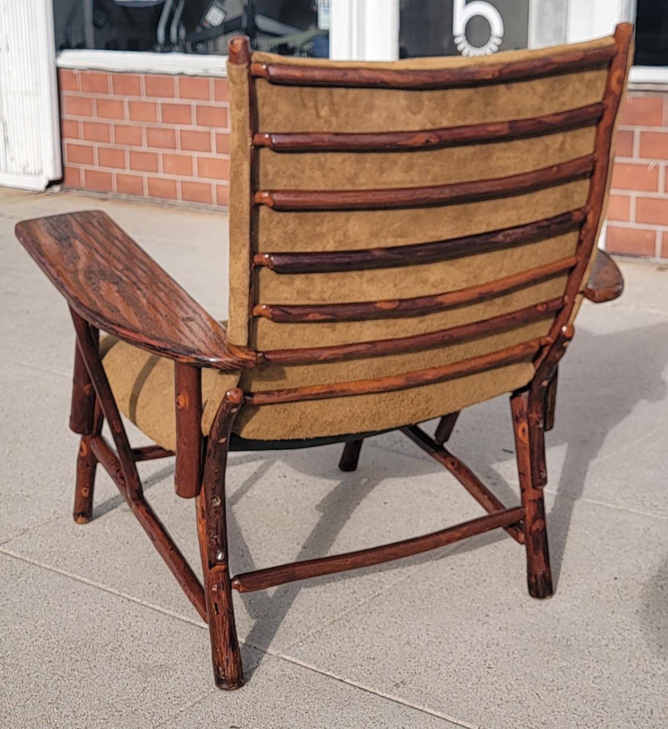 Old Hickory Lounge Chair W/ Wildleder gepolstert in Wildleder (Mitte des 20. Jahrhunderts) im Angebot